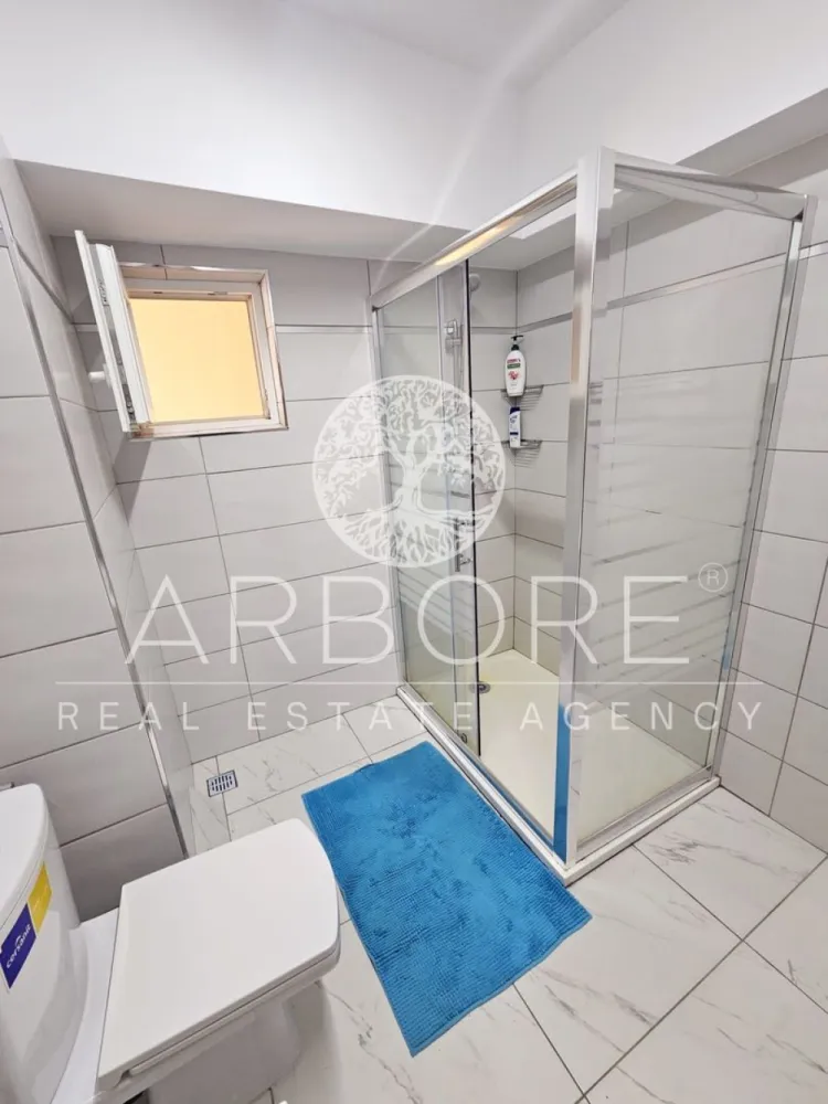 Apartament 2 camere Bld. Unirii - Aceast apartament de 2 camere 70 mp oferă un spațiu decomandat, situat la etajul 5. Îți va plăcea lumina naturală din fiecare cameră, iar finisajele de înaltă calitate contribuie la un ambient plăcut. Pardoseala din gresie și laminate adaugă un plus de confort.

Locația este excelentă, fiind aproape accesul la transportul public. În zonă găsești numeroase restaurante, cafenele și locuri de distracție. Parcurile din apropiere oferă un loc ideal pentru relaxare și plimbări.
Disponibil imediat . Seinchiriaza complet mobilat si utilat.
Va stam la dispozitie pentru informatii suplimentare sau pentru programarea unei vizionari.
Comisionul agentiei este de 50% din prima prima luna, iar perioada minima a inchirierii este de 12 luni.

Cu deosebita consideratie, 
Arbore Real Estate