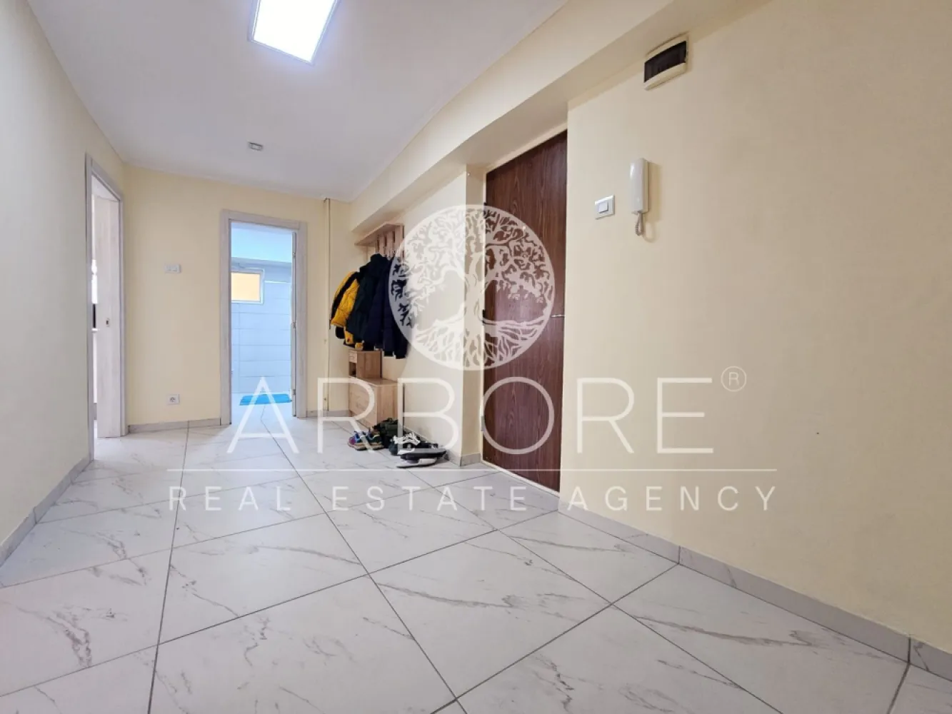 Apartament 2 camere Bld. Unirii - Aceast apartament de 2 camere 70 mp oferă un spațiu decomandat, situat la etajul 5. Îți va plăcea lumina naturală din fiecare cameră, iar finisajele de înaltă calitate contribuie la un ambient plăcut. Pardoseala din gresie și laminate adaugă un plus de confort.

Locația este excelentă, fiind aproape accesul la transportul public. În zonă găsești numeroase restaurante, cafenele și locuri de distracție. Parcurile din apropiere oferă un loc ideal pentru relaxare și plimbări.
Disponibil imediat . Seinchiriaza complet mobilat si utilat.
Va stam la dispozitie pentru informatii suplimentare sau pentru programarea unei vizionari.
Comisionul agentiei este de 50% din prima prima luna, iar perioada minima a inchirierii este de 12 luni.

Cu deosebita consideratie, 
Arbore Real Estate