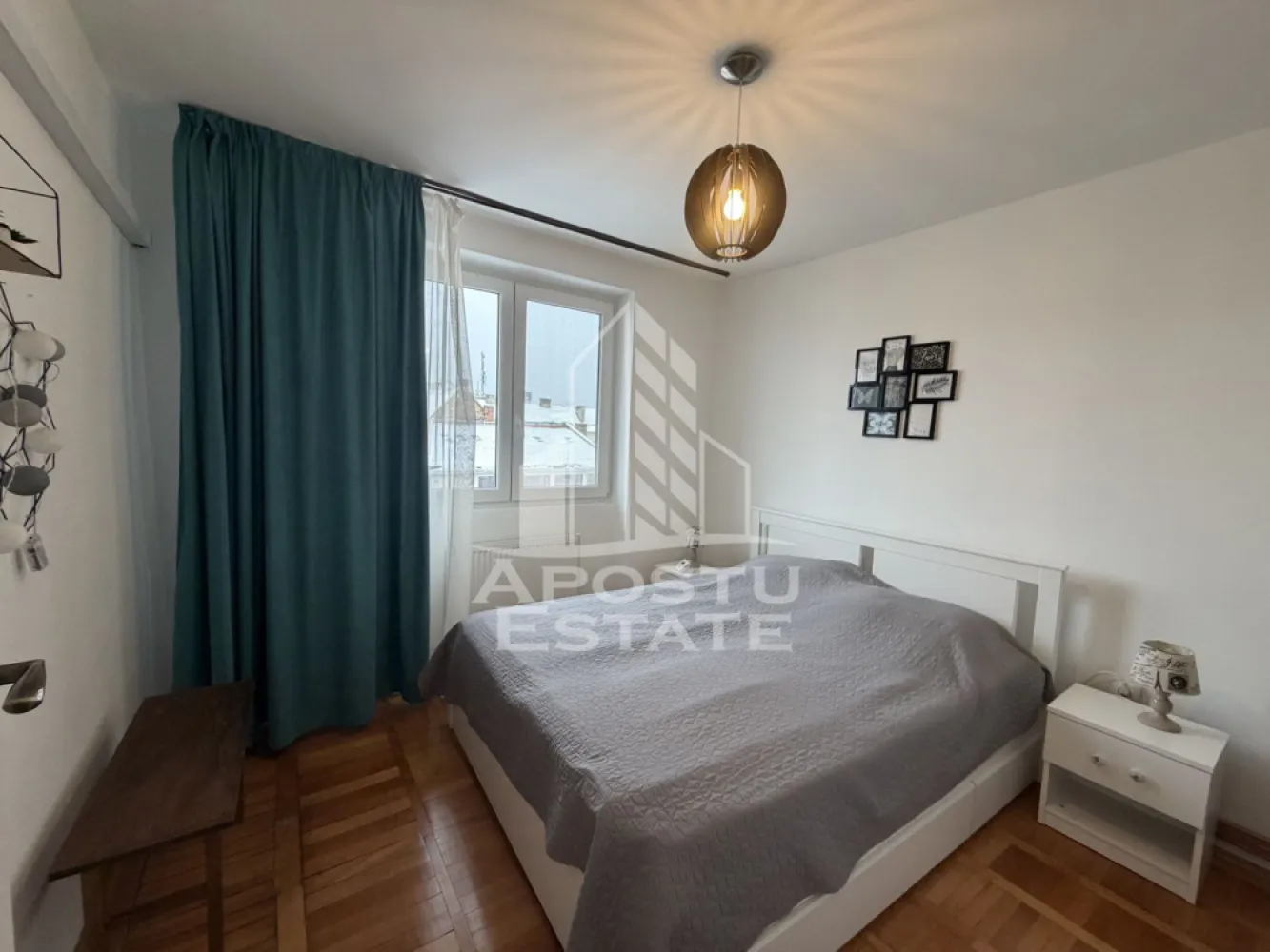 Apartament 3 camere de inchiriat, Ultracentral Timisoara - APOSTU ESTATE vă propune spre închiriere un apartament spațios și elegant, cu 3 camere, situat într-o zonă liniștită și bine conectată din Centru, ideal pentru familii sau persoane care doresc un spațiu generos și confortabil.

Suprafață utilă: 65 mp
Compartimentare eficientă:
Hol de acces generos.
Bucătărie complet mobilată și utilată, cu loc de luat masa
Living luminos și spațios
Dormitor matrimonial mobilat
Cameră secundară cu pat dublu
Baie principală cu dus

Confort și facilități:
Centrală termică proprie pe gaz
2 balcoane , unul la living și altul la dormitor 
2 Aere condiționate 
Apartamentul este complet mobilat și utilat
Localizare: Zona Centrală – liniște, acces facil spre oraș, în apropiere de magazine, școli și mijloace de transport în comun

Ideal pentru:
Familii
Cupluri
Profesioniști care lucrează remote sau au nevoie de birou acasă

Preț chirie: 550 euro
Programează o vizionare!
ID intern: CP2866678