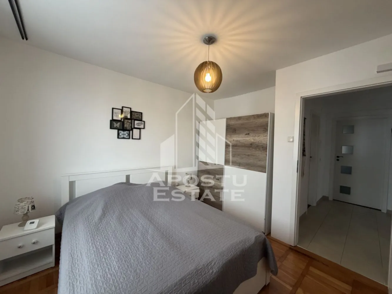 Apartament 3 camere de inchiriat, Ultracentral Timisoara - APOSTU ESTATE vă propune spre închiriere un apartament spațios și elegant, cu 3 camere, situat într-o zonă liniștită și bine conectată din Centru, ideal pentru familii sau persoane care doresc un spațiu generos și confortabil.

Suprafață utilă: 65 mp
Compartimentare eficientă:
Hol de acces generos.
Bucătărie complet mobilată și utilată, cu loc de luat masa
Living luminos și spațios
Dormitor matrimonial mobilat
Cameră secundară cu pat dublu
Baie principală cu dus

Confort și facilități:
Centrală termică proprie pe gaz
2 balcoane , unul la living și altul la dormitor 
2 Aere condiționate 
Apartamentul este complet mobilat și utilat
Localizare: Zona Centrală – liniște, acces facil spre oraș, în apropiere de magazine, școli și mijloace de transport în comun

Ideal pentru:
Familii
Cupluri
Profesioniști care lucrează remote sau au nevoie de birou acasă

Preț chirie: 550 euro
Programează o vizionare!
ID intern: CP2866678
