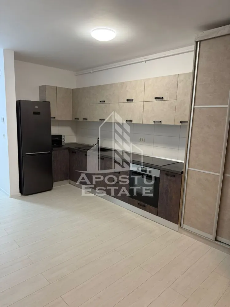 Apartament 2 camere,de inchiriat, zona Aradului Nord One,Timisoara - APOSTU ESTATE va propune spre inchiriere un apartament spatios si elegant, cu 2 camere, situat într-o zona linistita si bine conectata din zona Aradului Nord One, ideal pentru persoane care doresc un spatiu generos si confortabil.

Suprafata utila: 62mp
Etaj : 8/9

Compartimentare eficienta:
- Hol de acces
- Bucatarie deschisa, complet mobilata si utilata si cu loc de luat masa
- Living luminos open-space cu bucataria cu iesire la balcon
- Dormitor matrimonial
- Baie cu cada

Confort si facilitati:
- Centrala termica proprie pe gaz( Încălzire prin pardoseală)
- Aer conditionat
-Masina de spalat vase
-Loc de parcare inclus in pret
Localizare: Zona Aradului Nord One – liniste, acces facil spre oras, in apropiere de magazine, scoli si mijloace de transport in comun.

Ideal pentru:
- Cupluri
-Familii
-Studenti
- Persoane care doresc un spatiu generos si confortabil

Programeaza o vizionare!
Pret chirie : 580 € + garantie 650€ 
ID intern: CP2866300 !