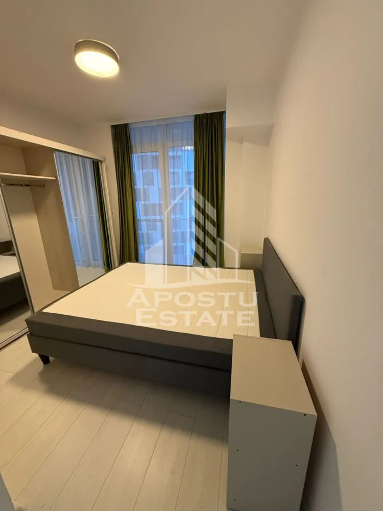 Apartament 2 camere,de inchiriat, zona Aradului Nord One,Timisoara - APOSTU ESTATE va propune spre inchiriere un apartament spatios si elegant, cu 2 camere, situat într-o zona linistita si bine conectata din zona Aradului Nord One, ideal pentru persoane care doresc un spatiu generos si confortabil.

Suprafata utila: 62mp
Etaj : 8/9

Compartimentare eficienta:
- Hol de acces
- Bucatarie deschisa, complet mobilata si utilata si cu loc de luat masa
- Living luminos open-space cu bucataria cu iesire la balcon
- Dormitor matrimonial
- Baie cu cada

Confort si facilitati:
- Centrala termica proprie pe gaz( Încălzire prin pardoseală)
- Aer conditionat
-Masina de spalat vase
-Loc de parcare inclus in pret
Localizare: Zona Aradului Nord One – liniste, acces facil spre oras, in apropiere de magazine, scoli si mijloace de transport in comun.

Ideal pentru:
- Cupluri
-Familii
-Studenti
- Persoane care doresc un spatiu generos si confortabil

Programeaza o vizionare!
Pret chirie : 580 € + garantie 650€ 
ID intern: CP2866300 !
