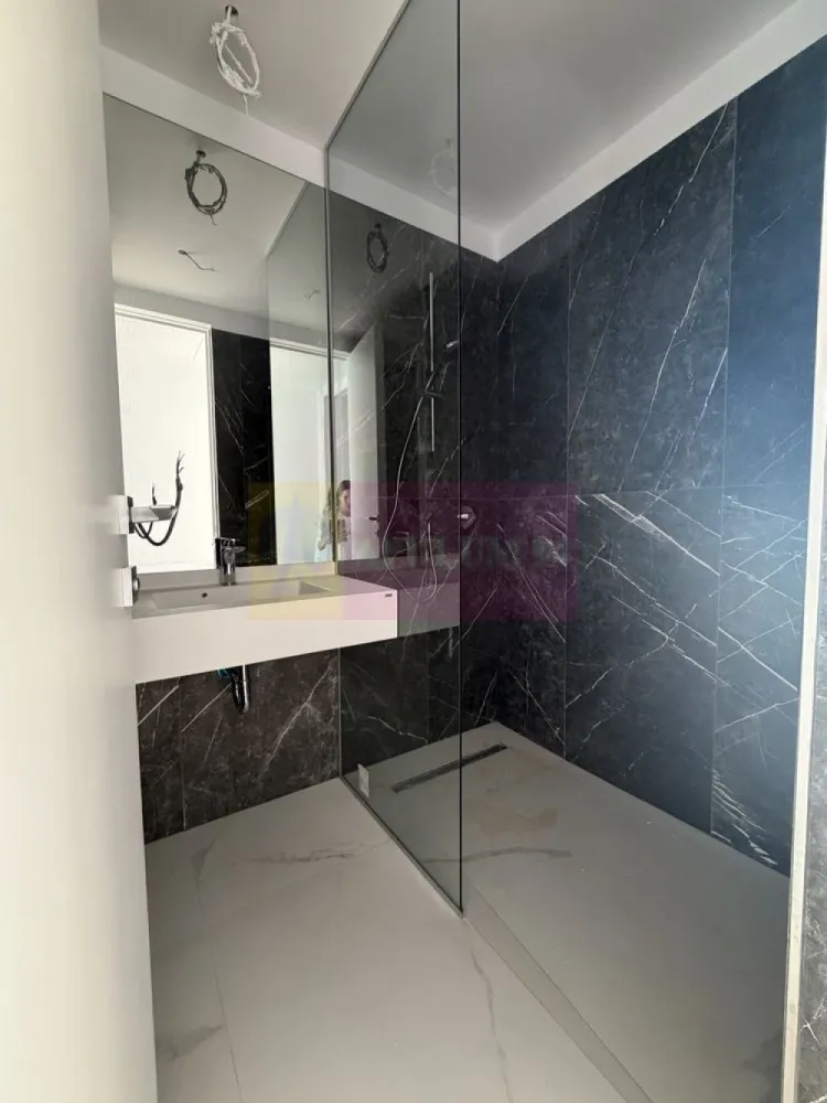 Apartament 4 camere ONE LAKE CLUB - Agentia Imobiliara Apulum 94, va ofera spre vamzare
Apartament premium | 4 camere | 
ONE LAKE CLUB Lacul Tei
Suprafata Totala 175 mp
Suprafata Apartament 156,5 mp
Suprafata Terasa 18,5 mp
An finalizare constructie 2026.
Apartamentul este pe persoana juridica . Pretul este 550.000 € PLUS TVA
Se poate achizitiona cu taxare inversa (fara tva) pe persoana juridica

Apartament cu suprafață totală de 175 mp, dintre care 156 mp utili interiori și terasă generoasă, realizat într-un stil contemporan minimalist, cu accent pe lumină naturală, spații ample și finisaje premium.

Compartimentare : 
Etaj 1
Living cu bucatarie open space
3 dormitoare
3 bai 
1 camera spalatorie
1 terasa 

Caracteristici:
• living generos cu deschidere către terasă 
• suprafețe vitrate mari și tâmplărie premium din aluminiu 
• parchet premium lemn natural de stejar 
• sistem Aer conditionat centralozat integrat în plafon 
•finisaje premium

Apartamentul este situat în cadrul One Lake Club, unul dintre cele mai apreciate proiecte dezvoltate de One United Properties, amplasat chiar pe malul Lacului Tei. 
Complexul este format din 5 turnuri , curte interioara plina de verdeata , piscina acoperita , sala de fitness si multe spatii conerciale si restaurante la parter

Ansamblul oferă acces rapid către Șos. Fabrica de Glucoză, zona de business Barbu Văcărescu – Pipera, Aeroportul Otopeni și autostrada A3, având în proximitate restaurante, cafenele, centre comerciale și clădiri de birouri.

Pentru mainmulte detalii / poze / video , rugam sunati