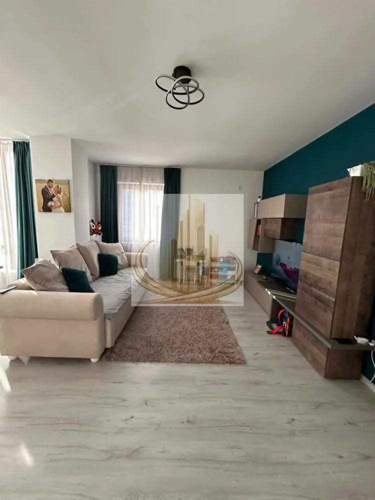 Apartament cu 2 camere, decomandat, 70 mp | Torontal | Investitie | - Grand Mobilis Imobiliare vă propune spre vânzare un apartament modern și foarte spațios, situat în zona Torontal, una dintre cele mai apreciate și bine conectate zone din nordul orașului.

Proprietatea se remarcă prin suprafața generoasă, compartimentarea inteligentă și luminozitatea excelentă, fiind ideală atât pentru locuit, cât și pentru investiție.

👉 Deși apartamentul este în prezent compartimentat ca un apartament cu 2 camere, spațiul generos al livingului permite transformarea facilă într-un apartament cu 3 camere, fără intervenții majore, datorită existenței unui geam și a unui calorifer suplimentar deja prevăzute în zonă.

📐 Detalii proprietate:
Suprafață utilă: 70 mp
Etaj într-un bloc modern prevăzut cu lift
Compartimentare eficientă și flexibilă
Zonă liniștită, cu acces facil către oraș

🏡 Compartimentare:
Hol de acces generos
Living foarte spațios cu bucătărie open-space (aprox. 44 mp)
Dormitor luminos
Baie mare cu geam pentru aerisire naturală

✔️ Posibilitate facilă de transformare în apartament cu 3 camere.

🌿 Facilități ale imobilului:
Parc privat cu acces securizat exclusiv pentru locatari
Spațiu dedicat pentru biciclete și cărucioare
Comunitate liniștită și bine întreținută
📍 Poziție excelentă:

Apartamentul este situat într-o zonă liniștită din nordul orașului, având în imediata apropiere:

Lidl
mijloace de transport în comun
sală de sport
creșă și grădiniță
restaurante și cafenele
acces rapid către principalele artere ale orașului și punctele de interes importante

👉 Zona Torontal este una dintre cele mai căutate zone rezidențiale din Timișoara, apreciată pentru liniște, accesibilitate și dezvoltarea modernă.

💼 Ideal pentru:

✔️ O familie care își dorește un apartament spațios, într-o zonă liniștită și bine conectată
✔️ Un cuplu care caută confort și posibilitate de recompartimentare
✔️ Investiție excelentă, datorită potențialului ridicat de închiriere din zonă și poziției foarte bune a proprietății

👉 Apartamentul poate reprezenta atât un cămin confortabil pentru o familie, cât și o oportunitate foarte bună de investiție, zona fiind extrem de apreciată și căutată pe piața chiriilor.

📞 Pentru mai multe informații și programarea unei vizionări, echipa Grand Mobilis Imobiliare vă stă la dispoziție!
ID Intern: CP3089644