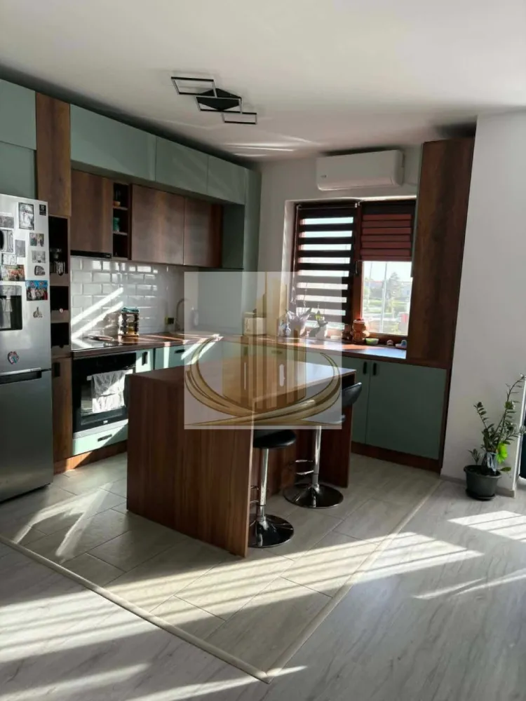 Apartament cu 2 camere, decomandat, 70 mp | Torontal | Investitie | - Grand Mobilis Imobiliare vă propune spre vânzare un apartament modern și foarte spațios, situat în zona Torontal, una dintre cele mai apreciate și bine conectate zone din nordul orașului.

Proprietatea se remarcă prin suprafața generoasă, compartimentarea inteligentă și luminozitatea excelentă, fiind ideală atât pentru locuit, cât și pentru investiție.

👉 Deși apartamentul este în prezent compartimentat ca un apartament cu 2 camere, spațiul generos al livingului permite transformarea facilă într-un apartament cu 3 camere, fără intervenții majore, datorită existenței unui geam și a unui calorifer suplimentar deja prevăzute în zonă.

📐 Detalii proprietate:
Suprafață utilă: 70 mp
Etaj într-un bloc modern prevăzut cu lift
Compartimentare eficientă și flexibilă
Zonă liniștită, cu acces facil către oraș

🏡 Compartimentare:
Hol de acces generos
Living foarte spațios cu bucătărie open-space (aprox. 44 mp)
Dormitor luminos
Baie mare cu geam pentru aerisire naturală

✔️ Posibilitate facilă de transformare în apartament cu 3 camere.

🌿 Facilități ale imobilului:
Parc privat cu acces securizat exclusiv pentru locatari
Spațiu dedicat pentru biciclete și cărucioare
Comunitate liniștită și bine întreținută
📍 Poziție excelentă:

Apartamentul este situat într-o zonă liniștită din nordul orașului, având în imediata apropiere:

Lidl
mijloace de transport în comun
sală de sport
creșă și grădiniță
restaurante și cafenele
acces rapid către principalele artere ale orașului și punctele de interes importante

👉 Zona Torontal este una dintre cele mai căutate zone rezidențiale din Timișoara, apreciată pentru liniște, accesibilitate și dezvoltarea modernă.

💼 Ideal pentru:

✔️ O familie care își dorește un apartament spațios, într-o zonă liniștită și bine conectată
✔️ Un cuplu care caută confort și posibilitate de recompartimentare
✔️ Investiție excelentă, datorită potențialului ridicat de închiriere din zonă și poziției foarte bune a proprietății

👉 Apartamentul poate reprezenta atât un cămin confortabil pentru o familie, cât și o oportunitate foarte bună de investiție, zona fiind extrem de apreciată și căutată pe piața chiriilor.

📞 Pentru mai multe informații și programarea unei vizionări, echipa Grand Mobilis Imobiliare vă stă la dispoziție!
ID Intern: CP3089644