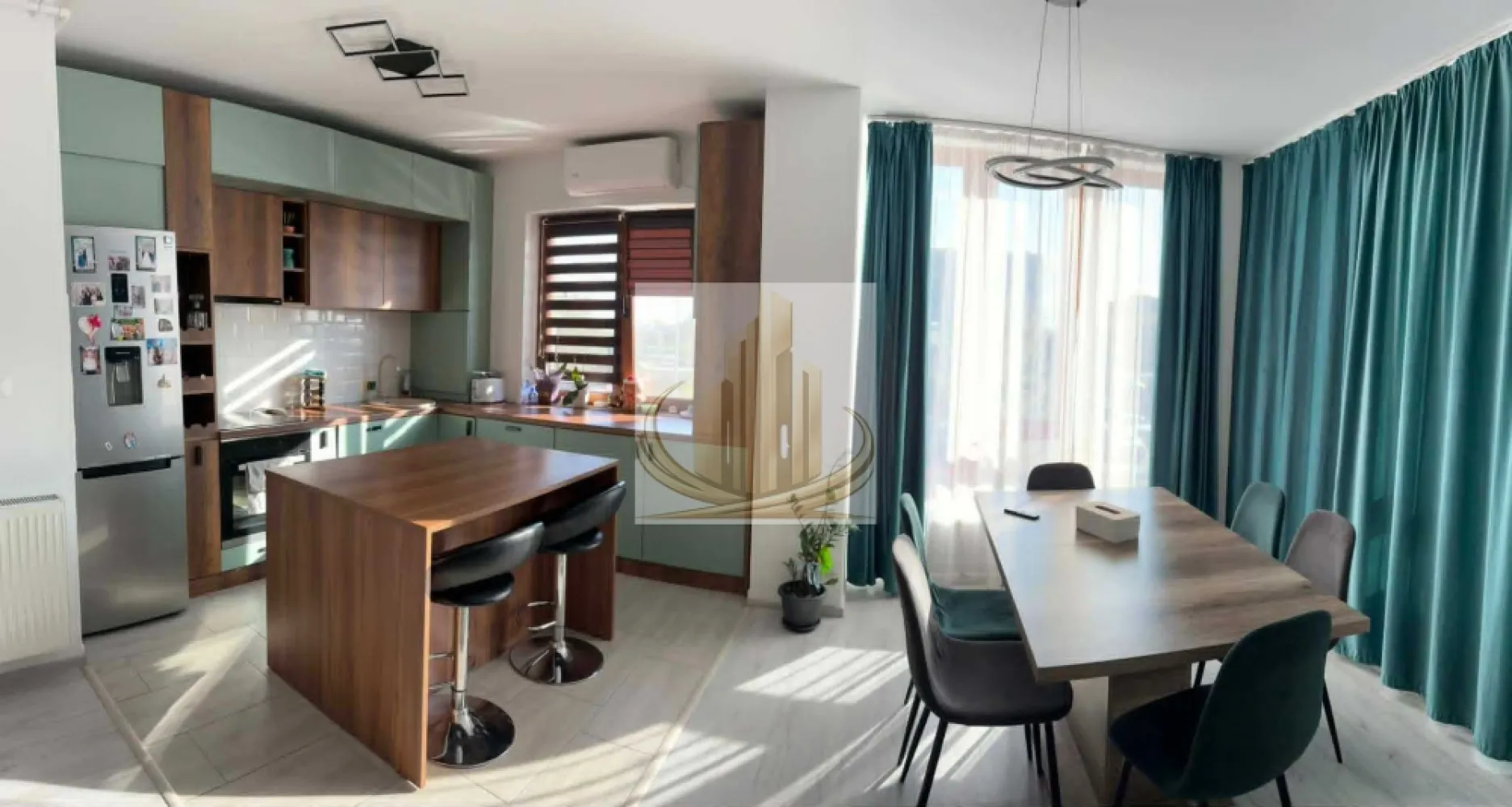 Apartament cu 2 camere, decomandat, 70 mp | Torontal | Investitie | - Grand Mobilis Imobiliare vă propune spre vânzare un apartament modern și foarte spațios, situat în zona Torontal, una dintre cele mai apreciate și bine conectate zone din nordul orașului.

Proprietatea se remarcă prin suprafața generoasă, compartimentarea inteligentă și luminozitatea excelentă, fiind ideală atât pentru locuit, cât și pentru investiție.

👉 Deși apartamentul este în prezent compartimentat ca un apartament cu 2 camere, spațiul generos al livingului permite transformarea facilă într-un apartament cu 3 camere, fără intervenții majore, datorită existenței unui geam și a unui calorifer suplimentar deja prevăzute în zonă.

📐 Detalii proprietate:
Suprafață utilă: 70 mp
Etaj într-un bloc modern prevăzut cu lift
Compartimentare eficientă și flexibilă
Zonă liniștită, cu acces facil către oraș

🏡 Compartimentare:
Hol de acces generos
Living foarte spațios cu bucătărie open-space (aprox. 44 mp)
Dormitor luminos
Baie mare cu geam pentru aerisire naturală

✔️ Posibilitate facilă de transformare în apartament cu 3 camere.

🌿 Facilități ale imobilului:
Parc privat cu acces securizat exclusiv pentru locatari
Spațiu dedicat pentru biciclete și cărucioare
Comunitate liniștită și bine întreținută
📍 Poziție excelentă:

Apartamentul este situat într-o zonă liniștită din nordul orașului, având în imediata apropiere:

Lidl
mijloace de transport în comun
sală de sport
creșă și grădiniță
restaurante și cafenele
acces rapid către principalele artere ale orașului și punctele de interes importante

👉 Zona Torontal este una dintre cele mai căutate zone rezidențiale din Timișoara, apreciată pentru liniște, accesibilitate și dezvoltarea modernă.

💼 Ideal pentru:

✔️ O familie care își dorește un apartament spațios, într-o zonă liniștită și bine conectată
✔️ Un cuplu care caută confort și posibilitate de recompartimentare
✔️ Investiție excelentă, datorită potențialului ridicat de închiriere din zonă și poziției foarte bune a proprietății

👉 Apartamentul poate reprezenta atât un cămin confortabil pentru o familie, cât și o oportunitate foarte bună de investiție, zona fiind extrem de apreciată și căutată pe piața chiriilor.

📞 Pentru mai multe informații și programarea unei vizionări, echipa Grand Mobilis Imobiliare vă stă la dispoziție!
ID Intern: CP3089644