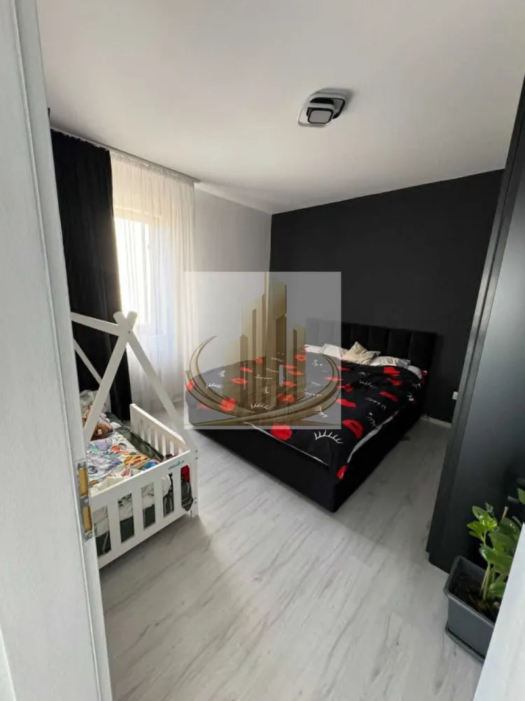 Apartament cu 2 camere, decomandat, 70 mp | Torontal | Investitie | - Grand Mobilis Imobiliare vă propune spre vânzare un apartament modern și foarte spațios, situat în zona Torontal, una dintre cele mai apreciate și bine conectate zone din nordul orașului.

Proprietatea se remarcă prin suprafața generoasă, compartimentarea inteligentă și luminozitatea excelentă, fiind ideală atât pentru locuit, cât și pentru investiție.

👉 Deși apartamentul este în prezent compartimentat ca un apartament cu 2 camere, spațiul generos al livingului permite transformarea facilă într-un apartament cu 3 camere, fără intervenții majore, datorită existenței unui geam și a unui calorifer suplimentar deja prevăzute în zonă.

📐 Detalii proprietate:
Suprafață utilă: 70 mp
Etaj într-un bloc modern prevăzut cu lift
Compartimentare eficientă și flexibilă
Zonă liniștită, cu acces facil către oraș

🏡 Compartimentare:
Hol de acces generos
Living foarte spațios cu bucătărie open-space (aprox. 44 mp)
Dormitor luminos
Baie mare cu geam pentru aerisire naturală

✔️ Posibilitate facilă de transformare în apartament cu 3 camere.

🌿 Facilități ale imobilului:
Parc privat cu acces securizat exclusiv pentru locatari
Spațiu dedicat pentru biciclete și cărucioare
Comunitate liniștită și bine întreținută
📍 Poziție excelentă:

Apartamentul este situat într-o zonă liniștită din nordul orașului, având în imediata apropiere:

Lidl
mijloace de transport în comun
sală de sport
creșă și grădiniță
restaurante și cafenele
acces rapid către principalele artere ale orașului și punctele de interes importante

👉 Zona Torontal este una dintre cele mai căutate zone rezidențiale din Timișoara, apreciată pentru liniște, accesibilitate și dezvoltarea modernă.

💼 Ideal pentru:

✔️ O familie care își dorește un apartament spațios, într-o zonă liniștită și bine conectată
✔️ Un cuplu care caută confort și posibilitate de recompartimentare
✔️ Investiție excelentă, datorită potențialului ridicat de închiriere din zonă și poziției foarte bune a proprietății

👉 Apartamentul poate reprezenta atât un cămin confortabil pentru o familie, cât și o oportunitate foarte bună de investiție, zona fiind extrem de apreciată și căutată pe piața chiriilor.

📞 Pentru mai multe informații și programarea unei vizionări, echipa Grand Mobilis Imobiliare vă stă la dispoziție!
ID Intern: CP3089644