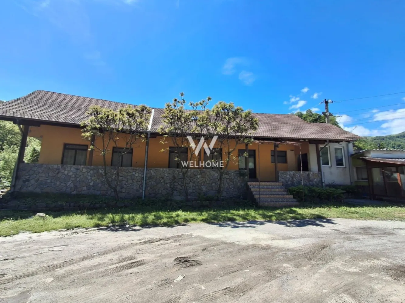 Restaurant-Pensiune de vanzare, Raul Vadului, Sibiu, Valea Oltului - Se oferă spre vânzare proprietate cu destinație restaurant și pensiune, amplasată într-o zonă superbă de pe Valea Oltului, la granița dintre județele Sibiu și Vâlcea, în localitatea La Râul Vadului. Proprietatea beneficiază de poziționare excelentă, la doar 8 metri de drumul principal, într-o zonă cu trafic rutier intens și peisaje naturale spectaculoase.

Detalii proprietate:
 -Suprafață utilă: 540 mp
 -Suprafață teren: 1200 mp
 -Construcție din cărămidă
 -Compartimentări etaj realizate din BCA
 -Posibilitate de extindere – placă turnată pentru încă un nivel
Compartimentare și facilități:
-Parter – Restaurant complet funcțional:
Sală de mese spațioasă
Bucătărie mare
Spații compartimentate conform cerințelor legale
3 pivnițe foarte mari pentru depozitare
Puț propriu de apă
-Etaj – Destinație cazare:
Spațiu destinat pensiunii
Etaj nefinalizat, ideal pentru personalizare după propriul concept
Dotări:
-Geamuri termopan
-Izolație exterioară cu polistiren de 5 cm
-2 contoare electrice:
monofazic
trifazic
 Chioșc funcțional din cărămidă amplasat lângă clădire
2 terase:
terasă de 45 mp
terasă de 12 mp
 Avantajele zonei:
Poziționare excelentă pe Valea Oltului
Zonă cu trafic auto intens – ideală pentru restaurant, pensiune sau complex turistic
Acces facil și vizibilitate foarte bună
Cadru natural deosebit:
aer curat
păduri și munți în apropiere
liniște și peisaje spectaculoase
Potențial turistic ridicat datorită amplasării între Sibiu și Vâlcea
Ideal pentru:
Restaurant
Pensiune
Motel
Centru turistic
Afacere de familie
Investiție în turism

Proprietatea oferă un potențial excelent de dezvoltare într-una dintre cele mai frumoase și circulate zone din România.

Pentru mai multe detalii și vizionare, contactați telefonic.