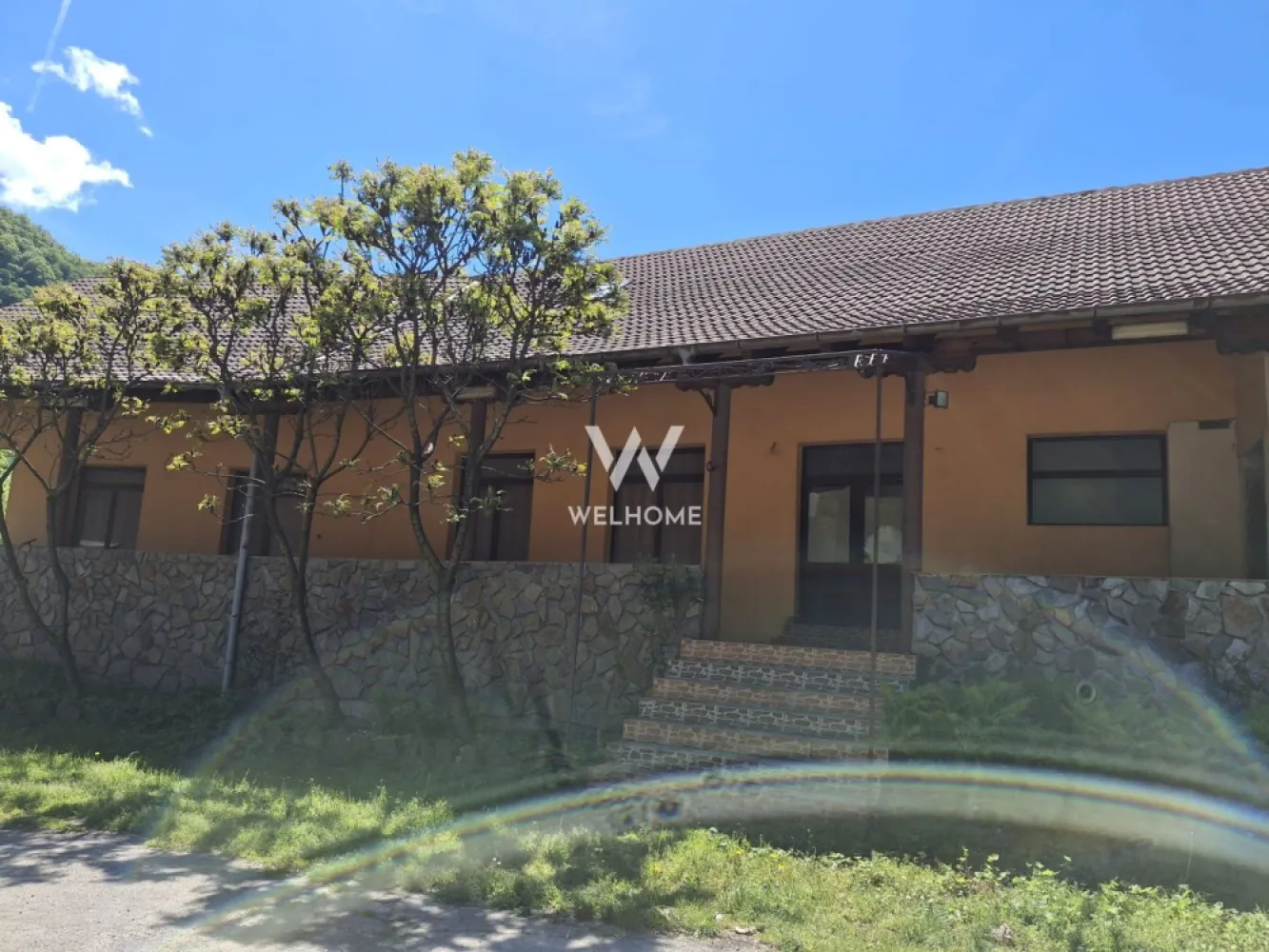 Restaurant-Pensiune de vanzare, Raul Vadului, Sibiu, Valea Oltului - Se oferă spre vânzare proprietate cu destinație restaurant și pensiune, amplasată într-o zonă superbă de pe Valea Oltului, la granița dintre județele Sibiu și Vâlcea, în localitatea La Râul Vadului. Proprietatea beneficiază de poziționare excelentă, la doar 8 metri de drumul principal, într-o zonă cu trafic rutier intens și peisaje naturale spectaculoase.

Detalii proprietate:
 -Suprafață utilă: 540 mp
 -Suprafață teren: 1200 mp
 -Construcție din cărămidă
 -Compartimentări etaj realizate din BCA
 -Posibilitate de extindere – placă turnată pentru încă un nivel
Compartimentare și facilități:
-Parter – Restaurant complet funcțional:
Sală de mese spațioasă
Bucătărie mare
Spații compartimentate conform cerințelor legale
3 pivnițe foarte mari pentru depozitare
Puț propriu de apă
-Etaj – Destinație cazare:
Spațiu destinat pensiunii
Etaj nefinalizat, ideal pentru personalizare după propriul concept
Dotări:
-Geamuri termopan
-Izolație exterioară cu polistiren de 5 cm
-2 contoare electrice:
monofazic
trifazic
 Chioșc funcțional din cărămidă amplasat lângă clădire
2 terase:
terasă de 45 mp
terasă de 12 mp
 Avantajele zonei:
Poziționare excelentă pe Valea Oltului
Zonă cu trafic auto intens – ideală pentru restaurant, pensiune sau complex turistic
Acces facil și vizibilitate foarte bună
Cadru natural deosebit:
aer curat
păduri și munți în apropiere
liniște și peisaje spectaculoase
Potențial turistic ridicat datorită amplasării între Sibiu și Vâlcea
Ideal pentru:
Restaurant
Pensiune
Motel
Centru turistic
Afacere de familie
Investiție în turism

Proprietatea oferă un potențial excelent de dezvoltare într-una dintre cele mai frumoase și circulate zone din România.

Pentru mai multe detalii și vizionare, contactați telefonic.