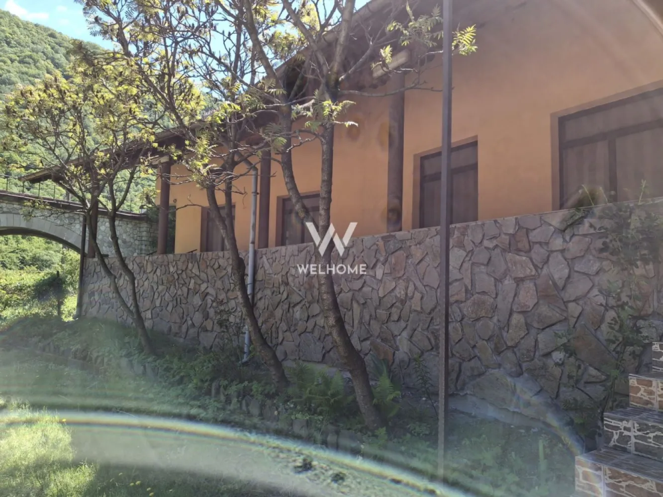 Restaurant-Pensiune de vanzare, Raul Vadului, Sibiu, Valea Oltului - Se oferă spre vânzare proprietate cu destinație restaurant și pensiune, amplasată într-o zonă superbă de pe Valea Oltului, la granița dintre județele Sibiu și Vâlcea, în localitatea La Râul Vadului. Proprietatea beneficiază de poziționare excelentă, la doar 8 metri de drumul principal, într-o zonă cu trafic rutier intens și peisaje naturale spectaculoase.

Detalii proprietate:
 -Suprafață utilă: 540 mp
 -Suprafață teren: 1200 mp
 -Construcție din cărămidă
 -Compartimentări etaj realizate din BCA
 -Posibilitate de extindere – placă turnată pentru încă un nivel
Compartimentare și facilități:
-Parter – Restaurant complet funcțional:
Sală de mese spațioasă
Bucătărie mare
Spații compartimentate conform cerințelor legale
3 pivnițe foarte mari pentru depozitare
Puț propriu de apă
-Etaj – Destinație cazare:
Spațiu destinat pensiunii
Etaj nefinalizat, ideal pentru personalizare după propriul concept
Dotări:
-Geamuri termopan
-Izolație exterioară cu polistiren de 5 cm
-2 contoare electrice:
monofazic
trifazic
 Chioșc funcțional din cărămidă amplasat lângă clădire
2 terase:
terasă de 45 mp
terasă de 12 mp
 Avantajele zonei:
Poziționare excelentă pe Valea Oltului
Zonă cu trafic auto intens – ideală pentru restaurant, pensiune sau complex turistic
Acces facil și vizibilitate foarte bună
Cadru natural deosebit:
aer curat
păduri și munți în apropiere
liniște și peisaje spectaculoase
Potențial turistic ridicat datorită amplasării între Sibiu și Vâlcea
Ideal pentru:
Restaurant
Pensiune
Motel
Centru turistic
Afacere de familie
Investiție în turism

Proprietatea oferă un potențial excelent de dezvoltare într-una dintre cele mai frumoase și circulate zone din România.

Pentru mai multe detalii și vizionare, contactați telefonic.