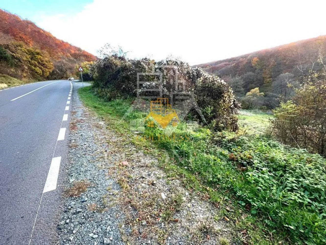 Teren intravilan, 1500 mp, zona Roata Faget - GOLDNESS Imobiliare va propune spre vanzare un teren de 1500 de mp intravilan, pe Drumul Sf Ioan.

Terenul are front la drum aproximativ de 20 de metri.
Terenul are toate actele.
Poate fii cumparat atata pentru investitie dar si pentru uz personal.
Zona in care este pozitionata parcela este la drumul principal, utilitatile fiind la aprox 3-400 metri.

Daca sunteti interesati de acesta oferta si doriti sa o vizionati, dar si pentru alte oferte sau detalii nu ezitati sa ne contactati telefonic sau prin e-mail. Va stam la dispozitie!
