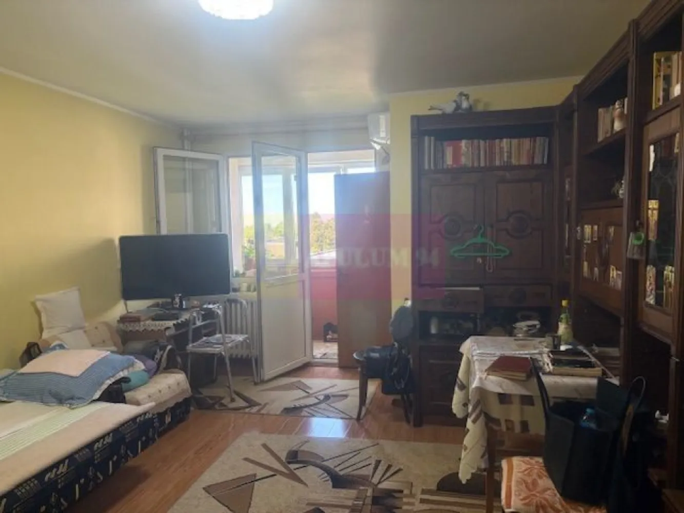 Garsoniera Titan- Policlinica. - Compania imobiliara Apulum 94 va propune o garsoniera situata in zona Titan, in apropiere de policlinica, pe o strada cu multa verdeata si aerisita. 
Blocul este de garsoniere,, reabilitat, curat si civilizat. 
Garsoniera este la etajul 6 si are o vedere deschisa neobturata de alta constructie. 
Interiorul are gresie, faianta, parchet, termopan. 
Pentru vizionare si alte detalii nu ezitati sa ma contactati pe nr 0733683446- Laura Ionescu.