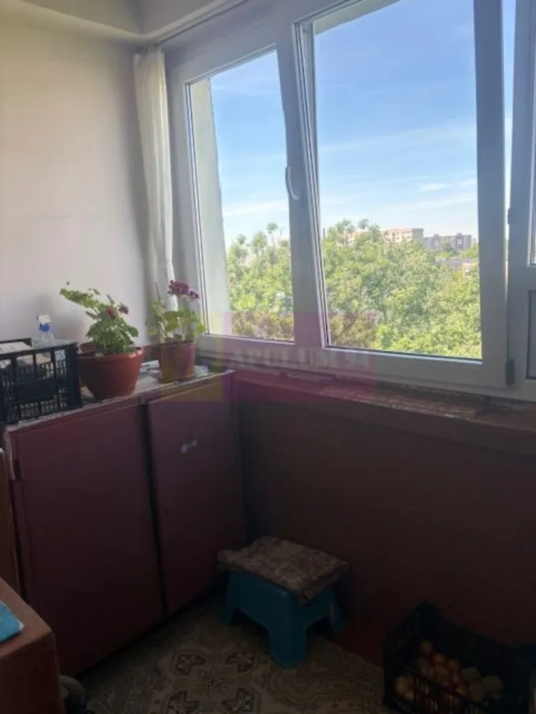 Garsoniera Titan- Policlinica. - Compania imobiliara Apulum 94 va propune o garsoniera situata in zona Titan, in apropiere de policlinica, pe o strada cu multa verdeata si aerisita. 
Blocul este de garsoniere,, reabilitat, curat si civilizat. 
Garsoniera este la etajul 6 si are o vedere deschisa neobturata de alta constructie. 
Interiorul are gresie, faianta, parchet, termopan. 
Pentru vizionare si alte detalii nu ezitati sa ma contactati pe nr 0733683446- Laura Ionescu.