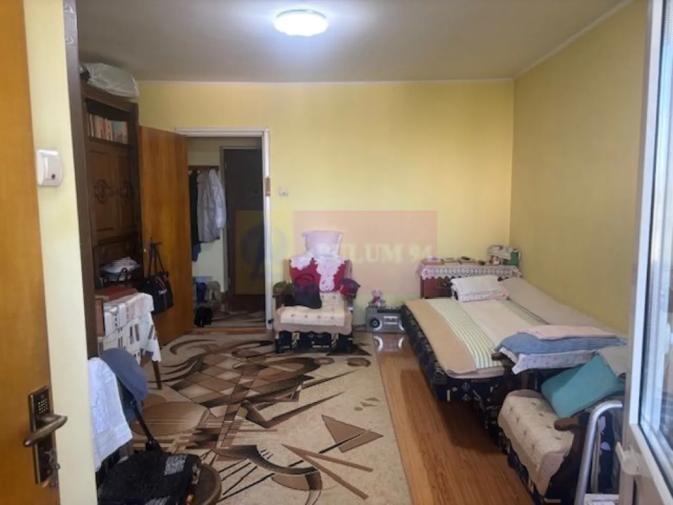 Garsoniera Titan- Policlinica. - Compania imobiliara Apulum 94 va propune o garsoniera situata in zona Titan, in apropiere de policlinica, pe o strada cu multa verdeata si aerisita. 
Blocul este de garsoniere,, reabilitat, curat si civilizat. 
Garsoniera este la etajul 6 si are o vedere deschisa neobturata de alta constructie. 
Interiorul are gresie, faianta, parchet, termopan. 
Pentru vizionare si alte detalii nu ezitati sa ma contactati pe nr 0733683446- Laura Ionescu.