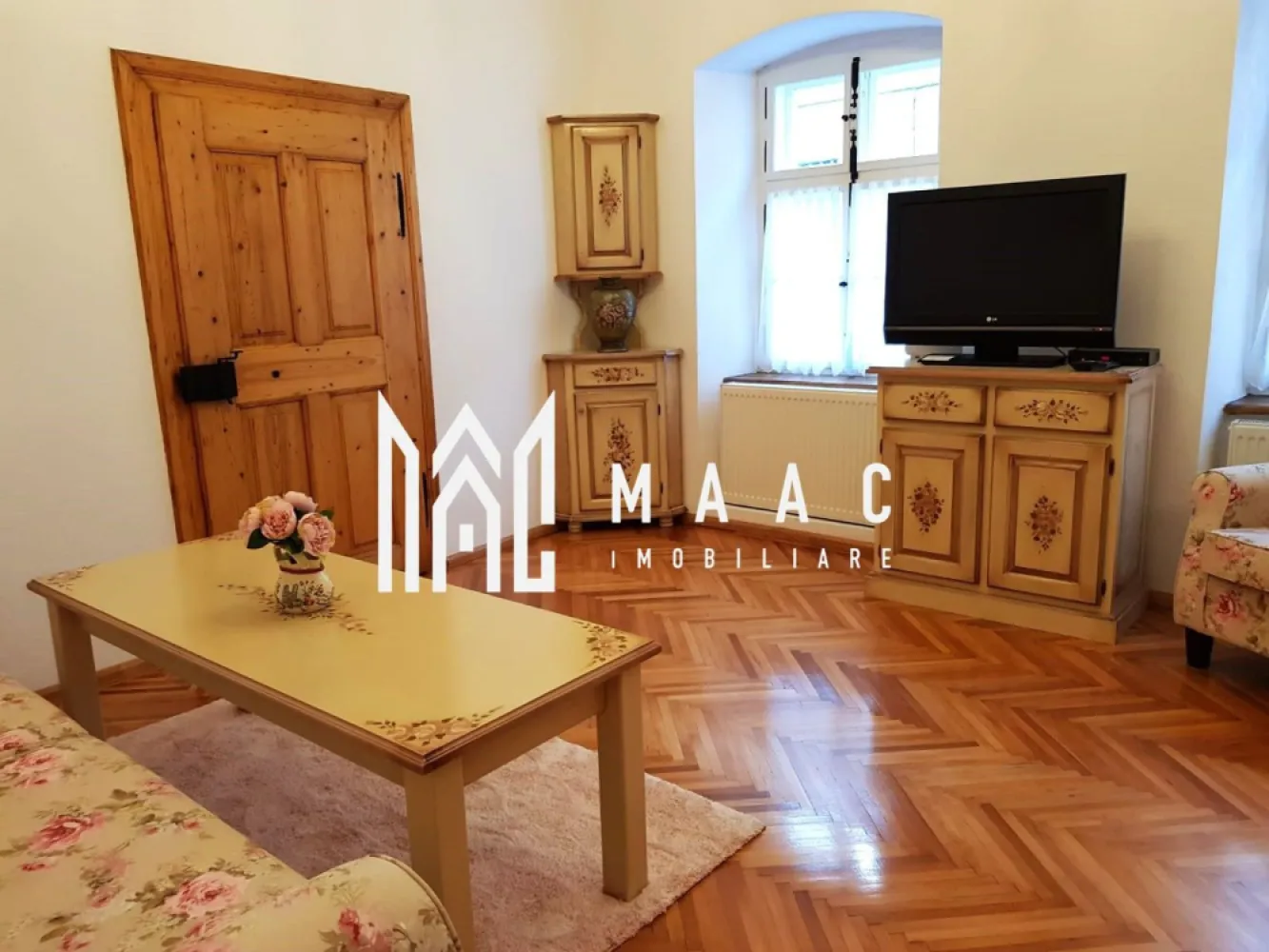 Apartament 2 camere | 45 mpu | Pivnita | Ultracentral - MAAC Imobiliare va propune spre vanzare apartament cu 2 camere, semidecomandat, in zona Ultracentrala a Sibiului.

Apartamentul este situat la parterul unei vile cu un singur etaj, are o suprafata utila de 45 mp. 
Compartimentare: hol, 2 camere mari, dressing, bucatarie separata si o baie cu geam de aerisire si dus.

Suplimentar imobilul beneficiaza de o pivnita spatioasa de 17 mp, o anexa de 6 mp si teren aferent de 47 mp.
 
Beneficii:
Zona Ultracentrala
Apartament complet renovat, mobilat si utilat
Pretabil pentru investitii 
Pivnita, anexa si teren
Imobil situat la vila
Disponibil imediat

Imobilul este complet renovat, inclusiv instalatia electrica si instalatie sanitara.
Apartamentul este ideal atat pentru o familie care isi doreste confort in centru orasului cat si pentru investitie.

Pentru mai multe detalii precizati ca ati vazut anuntul cu ID: CP2040849