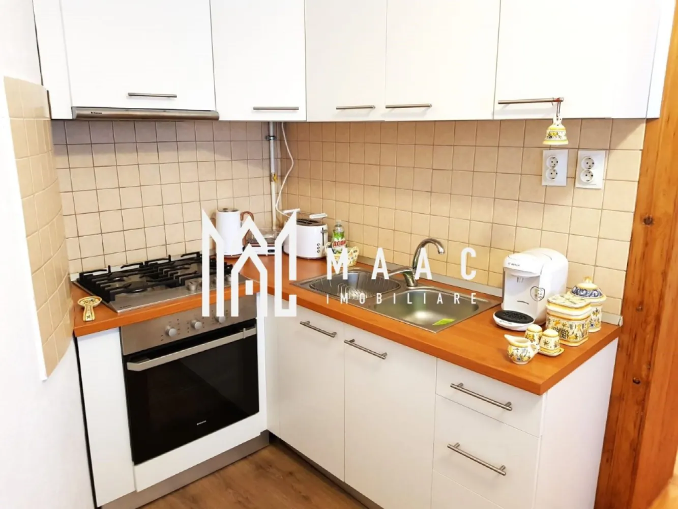 Apartament 2 camere | 45 mpu | Pivnita | Ultracentral - MAAC Imobiliare va propune spre vanzare apartament cu 2 camere, semidecomandat, in zona Ultracentrala a Sibiului.

Apartamentul este situat la parterul unei vile cu un singur etaj, are o suprafata utila de 45 mp. 
Compartimentare: hol, 2 camere mari, dressing, bucatarie separata si o baie cu geam de aerisire si dus.

Suplimentar imobilul beneficiaza de o pivnita spatioasa de 17 mp, o anexa de 6 mp si teren aferent de 47 mp.
 
Beneficii:
Zona Ultracentrala
Apartament complet renovat, mobilat si utilat
Pretabil pentru investitii 
Pivnita, anexa si teren
Imobil situat la vila
Disponibil imediat

Imobilul este complet renovat, inclusiv instalatia electrica si instalatie sanitara.
Apartamentul este ideal atat pentru o familie care isi doreste confort in centru orasului cat si pentru investitie.

Pentru mai multe detalii precizati ca ati vazut anuntul cu ID: CP2040849