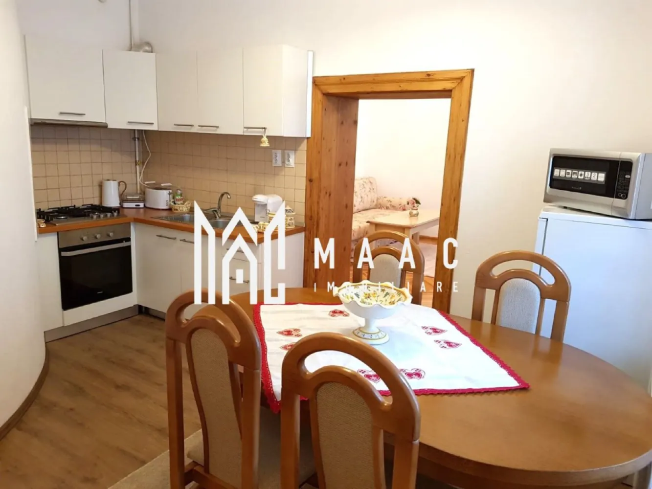 Apartament 2 camere | 45 mpu | Pivnita | Ultracentral - MAAC Imobiliare va propune spre vanzare apartament cu 2 camere, semidecomandat, in zona Ultracentrala a Sibiului.

Apartamentul este situat la parterul unei vile cu un singur etaj, are o suprafata utila de 45 mp. 
Compartimentare: hol, 2 camere mari, dressing, bucatarie separata si o baie cu geam de aerisire si dus.

Suplimentar imobilul beneficiaza de o pivnita spatioasa de 17 mp, o anexa de 6 mp si teren aferent de 47 mp.
 
Beneficii:
Zona Ultracentrala
Apartament complet renovat, mobilat si utilat
Pretabil pentru investitii 
Pivnita, anexa si teren
Imobil situat la vila
Disponibil imediat

Imobilul este complet renovat, inclusiv instalatia electrica si instalatie sanitara.
Apartamentul este ideal atat pentru o familie care isi doreste confort in centru orasului cat si pentru investitie.

Pentru mai multe detalii precizati ca ati vazut anuntul cu ID: CP2040849