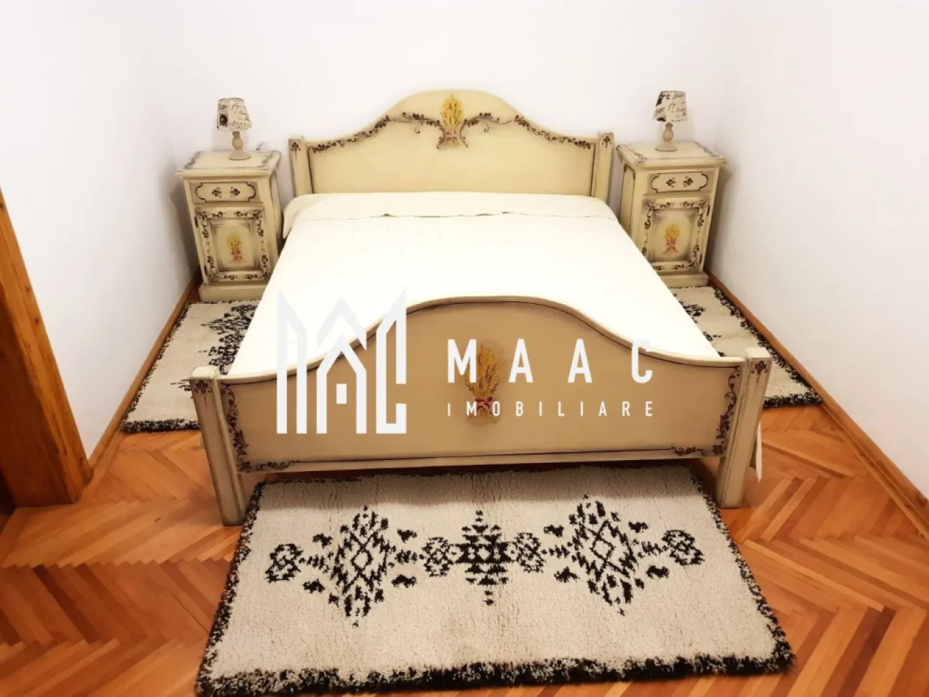 Apartament 2 camere | 45 mpu | Pivnita | Ultracentral - MAAC Imobiliare va propune spre vanzare apartament cu 2 camere, semidecomandat, in zona Ultracentrala a Sibiului.

Apartamentul este situat la parterul unei vile cu un singur etaj, are o suprafata utila de 45 mp. 
Compartimentare: hol, 2 camere mari, dressing, bucatarie separata si o baie cu geam de aerisire si dus.

Suplimentar imobilul beneficiaza de o pivnita spatioasa de 17 mp, o anexa de 6 mp si teren aferent de 47 mp.
 
Beneficii:
Zona Ultracentrala
Apartament complet renovat, mobilat si utilat
Pretabil pentru investitii 
Pivnita, anexa si teren
Imobil situat la vila
Disponibil imediat

Imobilul este complet renovat, inclusiv instalatia electrica si instalatie sanitara.
Apartamentul este ideal atat pentru o familie care isi doreste confort in centru orasului cat si pentru investitie.

Pentru mai multe detalii precizati ca ati vazut anuntul cu ID: CP2040849