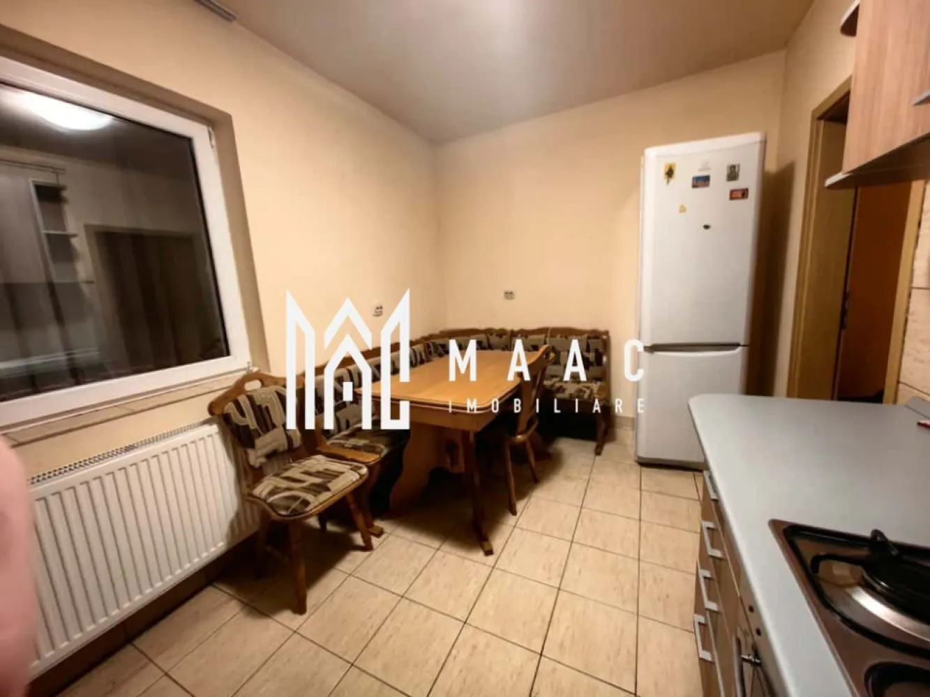 Apartament 3 camere I 76 mp I 2 balcoane I 2 bai I Parcare - MAAC Imobiliare vă propune spre vânzare un apartament modern cu 3 camere, situat în Șelimbăr, într-o zonă apreciată pentru accesibilitate și confort.

Locuința impresionează prin compartimentarea eficientă și atmosfera primitoare, fiind alegerea ideală pentru o familie sau pentru investiție. Apartamentul dispune de 2 dormitoare luminoase, living spațios, bucătărie practică, 2 băi cu geam de aerisire și spații suplimentare pentru depozitare tip debara/cămară.

Cele 2 balcoane adaugă un plus de confort și lumină naturală, oferind spațiul perfect pentru relaxare.

Imobilul este situat într-un bloc construit în anul 2010, izolat termic pentru eficiență energetică sporită și confort în sezonul rece, cu acoperiș din țiglă. Încălzirea se realizează prin centrală proprie și calorifere.

Apartamentul se predă complet mobilat și utilat, fiind pregătit pentru mutare imediată.

Beneficii:
✔ Loc de parcare inclus
✔ 2 băi cu geam de aerisire
✔ 2 balcoane
✔ Spații de depozitare
✔ Zonă cu acces rapid către magazine, transport și puncte de interes
✔ Ideal pentru locuit sau investiție

Un apartament modern, echilibrat și pregătit să devină noul tău acasă.

Pentru mai multe detalii vă rugăm sa ne contactați, specificand ID: CP3091376