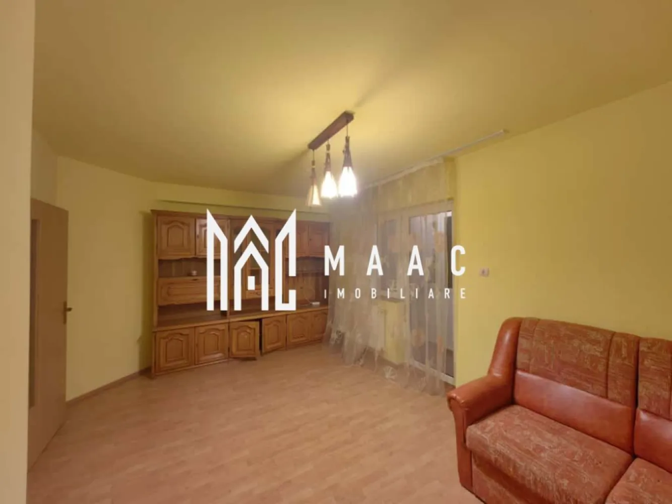 Apartament 3 camere I 76 mp I 2 balcoane I 2 bai I Parcare - MAAC Imobiliare vă propune spre vânzare un apartament modern cu 3 camere, situat în Șelimbăr, într-o zonă apreciată pentru accesibilitate și confort.

Locuința impresionează prin compartimentarea eficientă și atmosfera primitoare, fiind alegerea ideală pentru o familie sau pentru investiție. Apartamentul dispune de 2 dormitoare luminoase, living spațios, bucătărie practică, 2 băi cu geam de aerisire și spații suplimentare pentru depozitare tip debara/cămară.

Cele 2 balcoane adaugă un plus de confort și lumină naturală, oferind spațiul perfect pentru relaxare.

Imobilul este situat într-un bloc construit în anul 2010, izolat termic pentru eficiență energetică sporită și confort în sezonul rece, cu acoperiș din țiglă. Încălzirea se realizează prin centrală proprie și calorifere.

Apartamentul se predă complet mobilat și utilat, fiind pregătit pentru mutare imediată.

Beneficii:
✔ Loc de parcare inclus
✔ 2 băi cu geam de aerisire
✔ 2 balcoane
✔ Spații de depozitare
✔ Zonă cu acces rapid către magazine, transport și puncte de interes
✔ Ideal pentru locuit sau investiție

Un apartament modern, echilibrat și pregătit să devină noul tău acasă.

Pentru mai multe detalii vă rugăm sa ne contactați, specificand ID: CP3091376