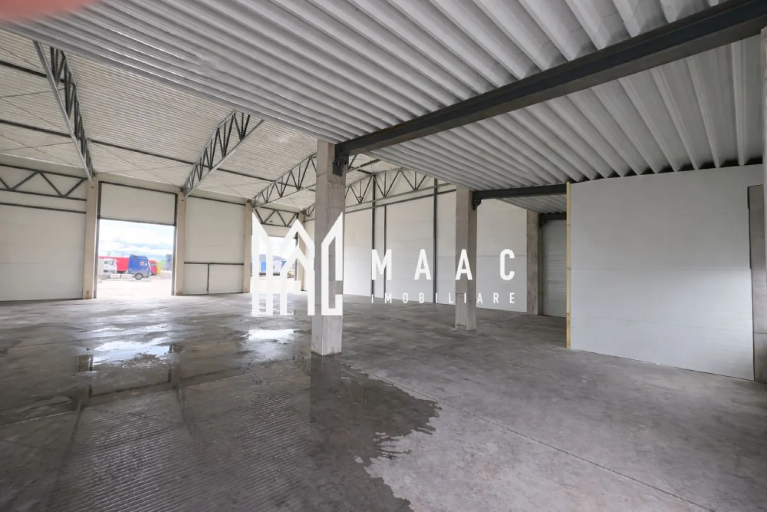 Hala noua 600 mp I zona vest - Maac Imobiliare￼ vă propune spre închiriere o hală modernă, cu suprafața de 600 mp (20 x 30 m) și înălțime de 8 m, ideală pentru depozitare, logistică, producție sau alte activități industriale.

Proprietatea este situată în zona de vest a orașului, pe strada Salzburg, oferind acces rapid și facil către autostradă și principalele artere de circulație — un avantaj important pentru transport și distribuție.

Hala beneficiază de spațiu generos, acces facil pentru autoutilitare/TIR și este conectată la toate utilitățile necesare desfășurării activității:

* curent electric
* apă
* canalizare
* gaz

Construcția este nouă, luminoasă și potrivită pentru diverse domenii de activitate, fiind o oportunitate excelentă pentru dezvoltarea afacerii dumneavoastră.

Pentru mai multe detalii sau programarea unei vizionări, precizați ca ați văzut anunțul cu ID CP3086896