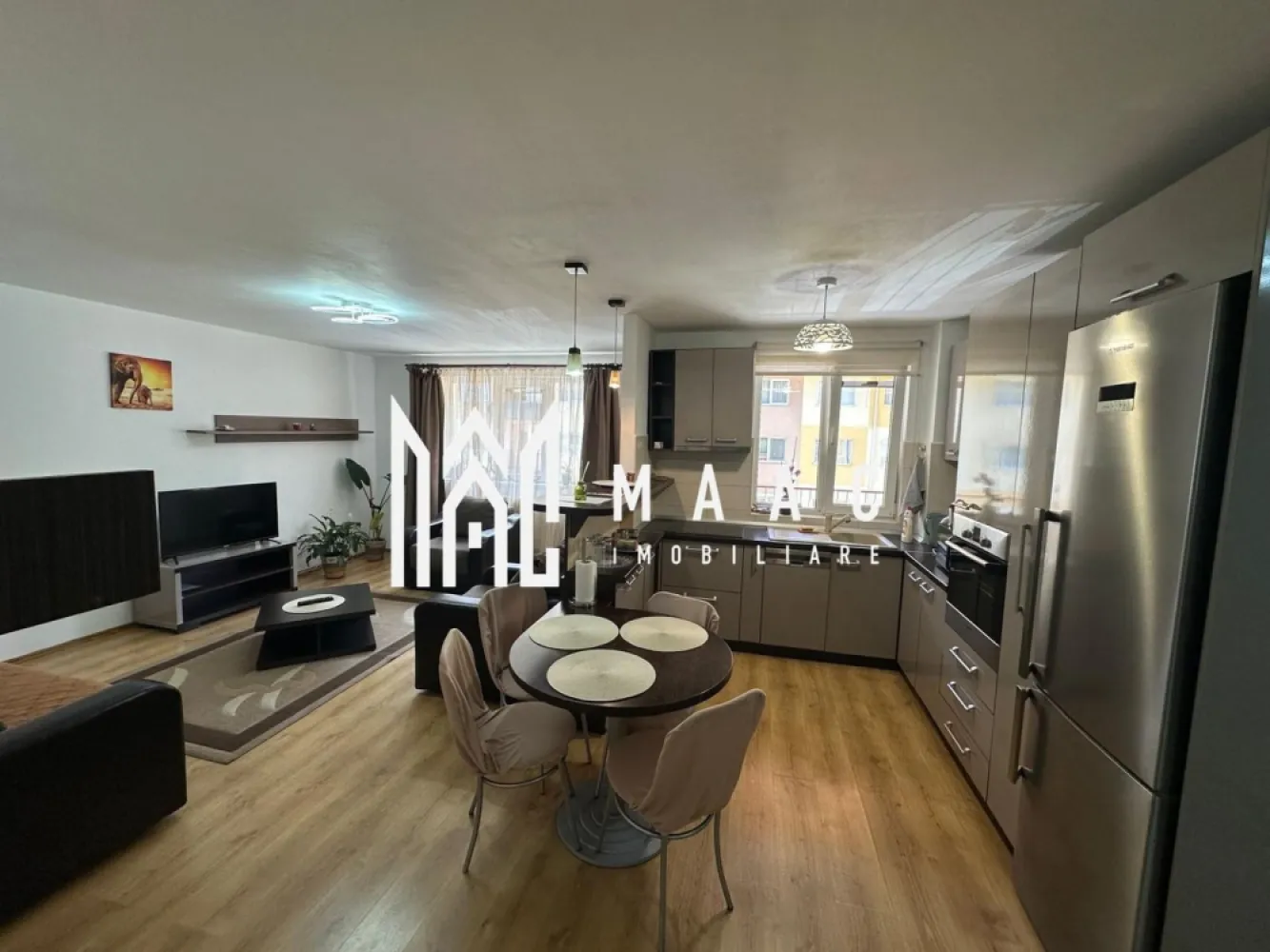 APARTAMENT 3 CAMERE I DECOMANDAT I 77 MP I ET 2 I HIPODROM 3 - Maac Imobiliare ofera spre vanzare apartament cu 3 camere, compartimentat eficient, oferind un spatiu confortabil si luminos.

 Apartamentul este compus din:
- living generos cu bucatarie si hol open space
- 2 dormitoare
- 2 bai, dintre care una amenajata ca spatiu de depozitare
- balcon

Se vinde complet mobilat si utilat, fiind ideal pentru mutare rapida, fara investitii suplimentare.

Potrivit atat pentru locuit, cat si pentru investitie.

Pentru mai multe detalii sau stabilirea unei vizionari, anuntati telefonic CP3088677