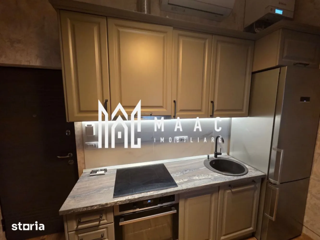 Apartament 2 camere | 55 MPU | Centrul Istoric - MAAC Imobiliare vă propune spre vânzare un apartament cu 2 camere situat în Centrul Istoric al Sibiului, în zona Orașul de Jos, una dintre cele mai apreciate și autentice zone ale orașului. Proprietatea beneficiază de o locație excelentă, ideală pentru persoanele care își doresc confort, eleganță și acces rapid către principalele puncte de interes din Sibiu.

Apartamentul a fost complet renovat în anul 2025 și mobilat premium, fiind pregătit pentru un stil de viață modern și confortabil. Înălțimea camerelor de aproximativ 3,80 m oferă un plus de spațiu, luminozitate și eleganță, iar materialele și dotările atent alese creează un ambient exclusivist și primitor.

Locuința are o suprafață utilă de 55 mp și beneficiază de o compartimentare practică și funcțională:
-living
-dormitor
-bucătărie complet mobilată și utilată
-baie
-hol
-pivniță inclusă

Printre dotările și avantajele proprietății se regăsesc:
-imobil complet renovat și mobilat premium
-izolație fonică și termică superioară
-încălzire în pardoseală Uponor cu control individual pe fiecare cameră
-centrală termică Viessmann Vitodens cu control WiFi
-aer condiționat Gree cu control WiFi
-dressing generos
-finisaje moderne și materiale premium
-camere înalte de aproximativ 3,80 m

Un avantaj aparte al acestei proprietăți îl reprezintă posibilitatea transformării bucătăriei într-un spațiu open-space cu livingul, prin intermediul unei uși triple din lemn de stejar cu vitralii, pliabilă la perete, oferind flexibilitate și un design interior elegant.

Apartamentul este situat în Centrul Istoric al Sibiului – Orașul de Jos, aproape de numeroase puncte de interes:
-muzee
-teatre
-restaurante și cafenele
-magazine și centre comerciale
-mall
-gară și autogară
-mijloace de transport în comun
-școli și grădinițe
-spații verzi pentru relaxare și plimbări

Datorită poziționării premium, renovării complete și dotărilor moderne, această proprietate reprezintă o alegere ideală atât pentru locuit, cât și pentru investiție în regim hotelier sau închiriere pe termen lung în centrul istoric al Sibiului.

Pentru mai multe detalii sau pentru programarea unei vizionări, vă rugăm să ne contactați și să specificați CP3089613.