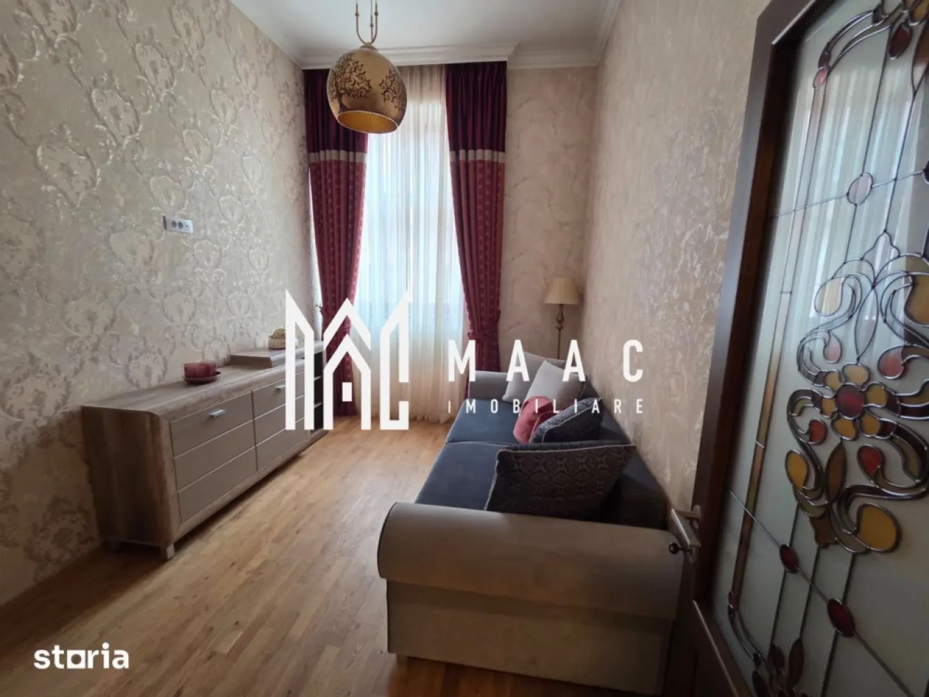 Apartament 2 camere | 55 MPU | Centrul Istoric - MAAC Imobiliare vă propune spre vânzare un apartament cu 2 camere situat în Centrul Istoric al Sibiului, în zona Orașul de Jos, una dintre cele mai apreciate și autentice zone ale orașului. Proprietatea beneficiază de o locație excelentă, ideală pentru persoanele care își doresc confort, eleganță și acces rapid către principalele puncte de interes din Sibiu.

Apartamentul a fost complet renovat în anul 2025 și mobilat premium, fiind pregătit pentru un stil de viață modern și confortabil. Înălțimea camerelor de aproximativ 3,80 m oferă un plus de spațiu, luminozitate și eleganță, iar materialele și dotările atent alese creează un ambient exclusivist și primitor.

Locuința are o suprafață utilă de 55 mp și beneficiază de o compartimentare practică și funcțională:
-living
-dormitor
-bucătărie complet mobilată și utilată
-baie
-hol
-pivniță inclusă

Printre dotările și avantajele proprietății se regăsesc:
-imobil complet renovat și mobilat premium
-izolație fonică și termică superioară
-încălzire în pardoseală Uponor cu control individual pe fiecare cameră
-centrală termică Viessmann Vitodens cu control WiFi
-aer condiționat Gree cu control WiFi
-dressing generos
-finisaje moderne și materiale premium
-camere înalte de aproximativ 3,80 m

Un avantaj aparte al acestei proprietăți îl reprezintă posibilitatea transformării bucătăriei într-un spațiu open-space cu livingul, prin intermediul unei uși triple din lemn de stejar cu vitralii, pliabilă la perete, oferind flexibilitate și un design interior elegant.

Apartamentul este situat în Centrul Istoric al Sibiului – Orașul de Jos, aproape de numeroase puncte de interes:
-muzee
-teatre
-restaurante și cafenele
-magazine și centre comerciale
-mall
-gară și autogară
-mijloace de transport în comun
-școli și grădinițe
-spații verzi pentru relaxare și plimbări

Datorită poziționării premium, renovării complete și dotărilor moderne, această proprietate reprezintă o alegere ideală atât pentru locuit, cât și pentru investiție în regim hotelier sau închiriere pe termen lung în centrul istoric al Sibiului.

Pentru mai multe detalii sau pentru programarea unei vizionări, vă rugăm să ne contactați și să specificați CP3089613.