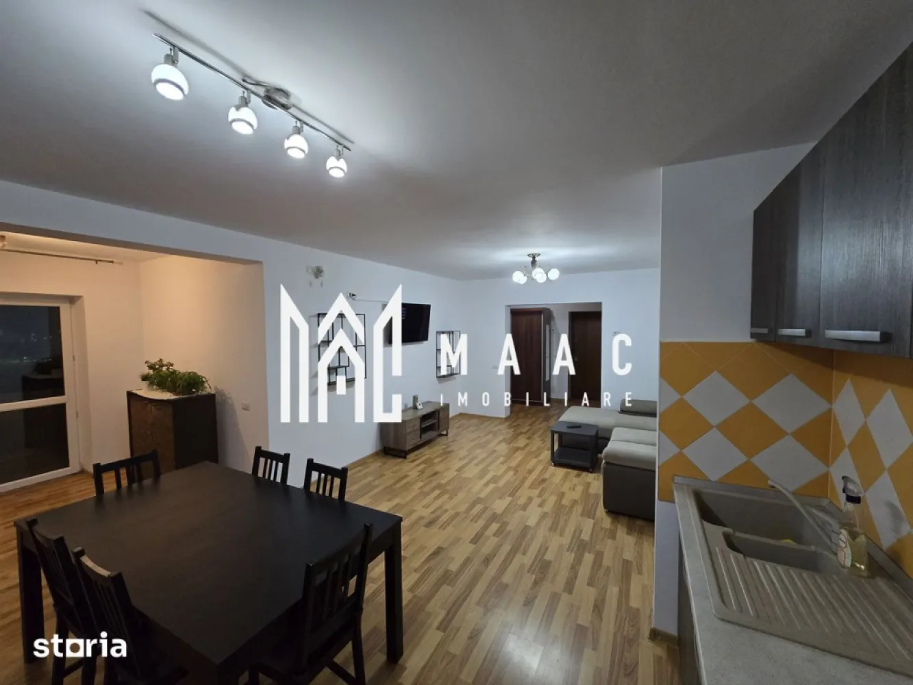 Apartament 2 camere | Loc parcare inclus | Etaj 1 | 61.75 mpu | - MAAC Imobiliare vă propune spre vânzare un apartament elegant și luminos, situat într-una dintre cele mai apreciate zone rezidențiale din Râmnicu Vâlcea, chiar lângă Parcul Zăvoi. Proprietatea oferă echilibrul ideal între confort, intimitate și accesibilitate, fiind amplasată într-o zonă liniștită de case, cu acces rapid către centrul orașului și principalele puncte de interes. Apartamentul este alegerea potrivită atât pentru locuit, cât și pentru investiție, datorită poziționării excelente și calității construcției.

Locuința este situată la etajul 1 al unui imobil cochet cu regim redus de înălțime, construit după anul 2010 de un dezvoltator italian, cu accent pe calitate, confort și finisaje moderne. Blocul dispune de doar 2 etaje și mansardă, oferind un plus de liniște și vecinătate selectă.

Apartamentul are o suprafață utilă de 61,75 mp și o suprafață totală de 66,1 mp, fiind compartimentat eficient pentru a oferi spații bine optimizate și funcționale:
-Living luminos și primitor
-Dormitor confortabil
-Bucătărie complet amenajată
-Baie modernă
-2 dressing-uri generoase
-Hol bine organizat

Proprietatea se vinde complet mobilată și utilată, fiind pregătită pentru mutare imediată fără investiții suplimentare. Finisajele moderne, materialele de calitate superioară și atenția la detalii contribuie la crearea unui ambient elegant și confortabil. Apartamentul beneficiază de vedere către noul parc și include loc de parcare în preț.

Avantajele acestei proprietăți:
-Poziționare excelentă lângă Parcul Zăvoi
-Zonă rezidențială liniștită de case
-Aproape de centrul orașului
-Ideal pentru locuit sau investiție
-Bloc mic cu regim redus de înălțime
-Vecinătate selectă
-Aer curat și acces rapid către zone de relaxare
-Loc de parcare inclus în preț
-Vânzare direct de la proprietar
-Preț ușor negociabil

Adresa proprietății este Intrarea Salciei nr. 5, Râmnicu Vâlcea.

Pentru mai multe informații și programarea unei vizionări, vă rugăm să menționați CP3091214 la telefon.