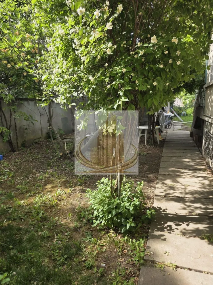 Casa 190mp cu teren 1100mp Lipovei - Grand Mobilis Imobiliare va propune spre vanzare
Proprietate deosebită, ideală atât pentru locuit, cât și pentru investiție, situată într-o zonă foarte bună din Timișoara, aproape de Iulius Mall și centrul comercial Bega (Lidl, Pepco, Sinsay etc.).

Suprafață teren: 1100 mp
Front stradal: 60 m + 3 m
Acces din două fronturi (față și spate)
Posibilitate de parcare pentru minimum 4 mașini, cu potențial de amenajare pentru și mai multe locuri în partea din spate
Casa principală – aprox. 190 mp

Construcție solidă din cărămidă, cu pereți groși de 50 cm, tavane din beton turnat și izolație foarte bună.

Compartimentare:

Demisol
Parter
Mansardă + pod mare și spațios

Parterul este complet locuibil și include:

3 dormitoare
2 băi
bucătărie
terasă

La demisol:

cameră de zi
încă 3 camere

Mansarda este accesibilă prin scară interioară din bucătărie și poate fi renovată pentru a deveni spațiu locuibil suplimentar.

Dotări:

încălzire în pardoseală
construcție foarte solidă și bine izolată
A doua casă – aprox. 100 mp

Are acces separat și necesită renovare, însă oferă multiple posibilități:

locuință pentru familie extinsă
birouri
spațiu pentru închiriere
investiție
Exterior
grădină generoasă
pomi fructiferi
foișor din lemn cu grătar
garaj în partea din spate a proprietății

Proprietatea oferă mult spațiu, intimitate și numeroase posibilități de amenajare sau dezvoltare, într-o zonă foarte bine conectată a orașului.