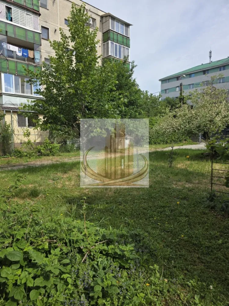 Casa 190mp cu teren 1100mp Lipovei - Grand Mobilis Imobiliare va propune spre vanzare
Proprietate deosebită, ideală atât pentru locuit, cât și pentru investiție, situată într-o zonă foarte bună din Timișoara, aproape de Iulius Mall și centrul comercial Bega (Lidl, Pepco, Sinsay etc.).

Suprafață teren: 1100 mp
Front stradal: 60 m + 3 m
Acces din două fronturi (față și spate)
Posibilitate de parcare pentru minimum 4 mașini, cu potențial de amenajare pentru și mai multe locuri în partea din spate
Casa principală – aprox. 190 mp

Construcție solidă din cărămidă, cu pereți groși de 50 cm, tavane din beton turnat și izolație foarte bună.

Compartimentare:

Demisol
Parter
Mansardă + pod mare și spațios

Parterul este complet locuibil și include:

3 dormitoare
2 băi
bucătărie
terasă

La demisol:

cameră de zi
încă 3 camere

Mansarda este accesibilă prin scară interioară din bucătărie și poate fi renovată pentru a deveni spațiu locuibil suplimentar.

Dotări:

încălzire în pardoseală
construcție foarte solidă și bine izolată
A doua casă – aprox. 100 mp

Are acces separat și necesită renovare, însă oferă multiple posibilități:

locuință pentru familie extinsă
birouri
spațiu pentru închiriere
investiție
Exterior
grădină generoasă
pomi fructiferi
foișor din lemn cu grătar
garaj în partea din spate a proprietății

Proprietatea oferă mult spațiu, intimitate și numeroase posibilități de amenajare sau dezvoltare, într-o zonă foarte bine conectată a orașului.