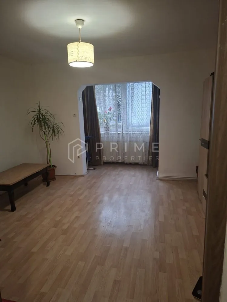 Apartament cu 3 camere | parter | zona Dambu Pietros - Vă prezentăm spre vânzare acest apartament cu 3 camere confort 2, semi-decomandat, cu o suprafață utilă de 55mp.
Apartamentul este situat la parterul unui bloc cu 4 etaje, in cartierul Dâmbu Pietros.
Apartamentul este compus din 3 camere, baie, bucătărie, 2 holuri, cămară, balcon închis.
Dotări: centrală proprie, calorifere, baie cu geam, parchet laminat. 
Locuința este ideala atât pentru familie cât și pentru un spațiu privat.
Apartamentul este situat într-o zonă liniștită cu spațiu verde, având în apropiere magazine, piața, grădinițe și școli.

La Prime Properties, fiecare tranzacție înseamnă mai mult decât o simplă achiziție – este un proces complet, în care colaborăm cu cei mai buni profesioniști: notari, avocați, designeri, arhitecți, evaluatori, specialiști în certificate energetice, consultanți de credite imobiliare.
Astfel, atunci când alegi o proprietate prin noi, primești la pachet și siguranță, transparență și servicii impecabile pe tot parcursul drumului tău către casa ideală.
Ne dedicăm 100% fiecărui client, iar asta se reflectă în rezultate și în încrederea pe care o primim înapoi prin recomandările lor.
Proprietatea aceasta nu se potrivește exact nevoilor tale?
Lasă-ne să îți găsim alternativa potrivită. Agentul nostru îți va oferi soluții avantajoase și adaptate stilului tău de viață.
📞 Contactează-ne astăzi. Până acum nu am dezamăgit niciun client – și nu vom începe cu tine.
Comision 0% pentru cumpărători