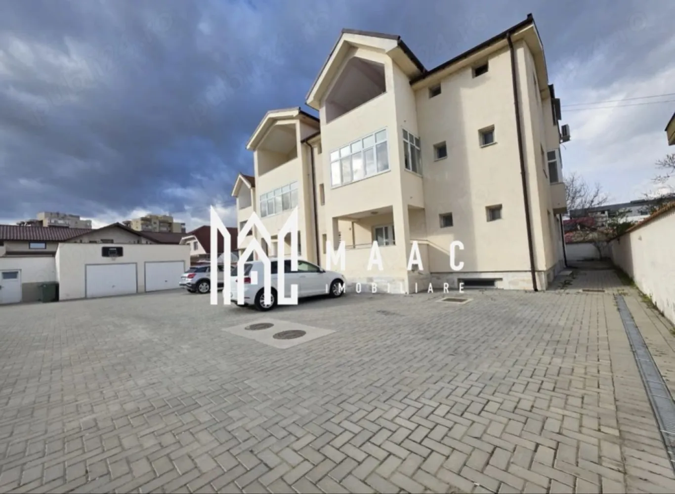 Spatiu 210 mp | Apartament 3 camere | Teren 164 mp | - MAAC Imobiliare vă propune spre vânzare o proprietate rară și versatilă, amplasată într-una dintre cele mai apreciate și liniștite zone de vile din Râmnicu Vâlcea – zona Aurelian Sacerdoteanu. Proprietatea beneficiază de acces rapid din Strada Aurelian Sacerdoteanu către strada privată Dumitru Miulescu, oferind intimitate, siguranță și un cadru exclusivist.
Situată la demisolul unei clădiri elegante tip vilă, cu regim redus de înălțime și doar 10 apartamente, proprietatea însumează 210 mp utili și este compusă din două unități alăturate, ideale atât pentru activități comerciale, cât și pentru locuire sau investiție.
Caracteristici principale:
Suprafață utilă totală: 210 mp
Teren privat exclusiv: 164 mp
2 locuri de parcare private
1 loc de parcare suplimentar pe strada Dumitru Miulescu
Acces securizat prin porți automatizate și videointerfon
Zonă exclusivistă și foarte liniștită
Ideală pentru business, investiție sau locuință premium
Compartimentare – Spațiu principal 150 mp:
8 camere
Dressing
Bucătărie mobilată și utilată
2 băi moderne
Spații generoase și eficient compartimentate
Compartimentare – Apartament 60 mp:
3 camere
Baie
Hol
Posibilitate de utilizare independentă sau extindere a spațiului principal
Dotări și beneficii:
Bucătărie complet mobilată și utilată
Acces securizat cu videointerfon
Porți automatizate cu telecomandă
Spațiu perfect uscat, fără igrasie
Temperatură constantă pe tot parcursul anului
Costuri reduse de întreținere și eficiență termică ridicată
Acte la zi
Avantaje majore:
Teren privat perimetral de 164 mp ce oferă control și intimitate
Posibilitate de utilizare mixtă – business și locuire
Locație premium într-o zonă de vile
Randament excelent pentru investiție
Acces rapid către principalele puncte de interes ale orașului
Parcare generoasă pentru proprietari și vizitatori
Ideal pentru:
Sediu firmă
Birouri IT, arhitectură sau contabilitate
Clinică privată sau cabinete medicale/stomatologice
After-school sau grădiniță privată
Studio video / podcast
Ateliere creative
Depozitare materiale sensibile la temperatură
Locuință spațioasă cu zonă de lucru integrată
Proprietatea se vinde ca pachet complet:
210 mp utili
164 mp teren exclusiv
2 locuri de parcare private
1 loc de parcare pe strada Dumitru Miulescu
Pentru mai multe informații și programarea unei vizionări, echipa MAAC Imobiliare vă stă la dispoziție.ID 3089576