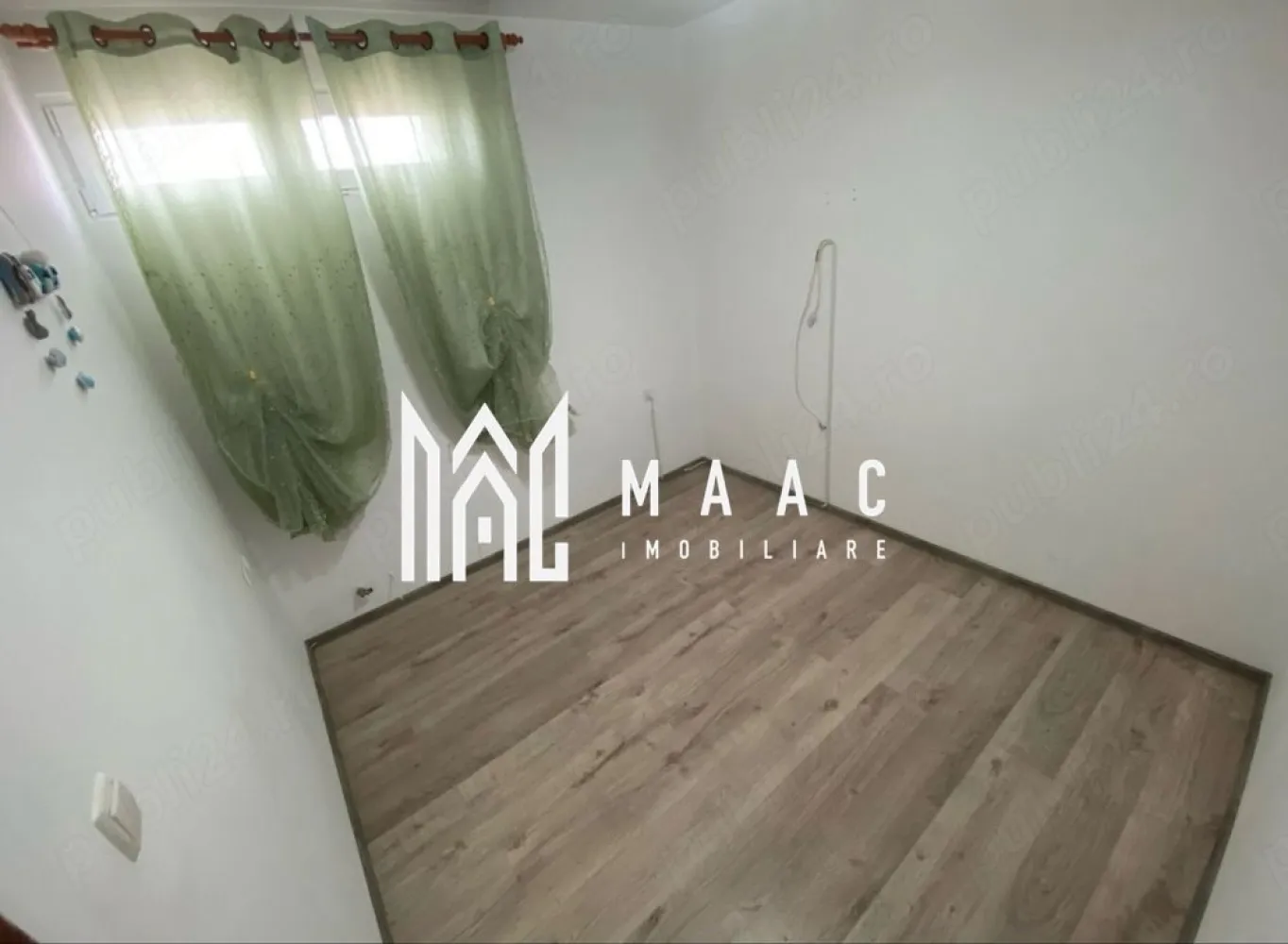 Spatiu 210 mp | Apartament 3 camere | Teren 164 mp | - MAAC Imobiliare vă propune spre vânzare o proprietate rară și versatilă, amplasată într-una dintre cele mai apreciate și liniștite zone de vile din Râmnicu Vâlcea – zona Aurelian Sacerdoteanu. Proprietatea beneficiază de acces rapid din Strada Aurelian Sacerdoteanu către strada privată Dumitru Miulescu, oferind intimitate, siguranță și un cadru exclusivist.
Situată la demisolul unei clădiri elegante tip vilă, cu regim redus de înălțime și doar 10 apartamente, proprietatea însumează 210 mp utili și este compusă din două unități alăturate, ideale atât pentru activități comerciale, cât și pentru locuire sau investiție.
Caracteristici principale:
Suprafață utilă totală: 210 mp
Teren privat exclusiv: 164 mp
2 locuri de parcare private
1 loc de parcare suplimentar pe strada Dumitru Miulescu
Acces securizat prin porți automatizate și videointerfon
Zonă exclusivistă și foarte liniștită
Ideală pentru business, investiție sau locuință premium
Compartimentare – Spațiu principal 150 mp:
8 camere
Dressing
Bucătărie mobilată și utilată
2 băi moderne
Spații generoase și eficient compartimentate
Compartimentare – Apartament 60 mp:
3 camere
Baie
Hol
Posibilitate de utilizare independentă sau extindere a spațiului principal
Dotări și beneficii:
Bucătărie complet mobilată și utilată
Acces securizat cu videointerfon
Porți automatizate cu telecomandă
Spațiu perfect uscat, fără igrasie
Temperatură constantă pe tot parcursul anului
Costuri reduse de întreținere și eficiență termică ridicată
Acte la zi
Avantaje majore:
Teren privat perimetral de 164 mp ce oferă control și intimitate
Posibilitate de utilizare mixtă – business și locuire
Locație premium într-o zonă de vile
Randament excelent pentru investiție
Acces rapid către principalele puncte de interes ale orașului
Parcare generoasă pentru proprietari și vizitatori
Ideal pentru:
Sediu firmă
Birouri IT, arhitectură sau contabilitate
Clinică privată sau cabinete medicale/stomatologice
After-school sau grădiniță privată
Studio video / podcast
Ateliere creative
Depozitare materiale sensibile la temperatură
Locuință spațioasă cu zonă de lucru integrată
Proprietatea se vinde ca pachet complet:
210 mp utili
164 mp teren exclusiv
2 locuri de parcare private
1 loc de parcare pe strada Dumitru Miulescu
Pentru mai multe informații și programarea unei vizionări, echipa MAAC Imobiliare vă stă la dispoziție.ID 3089576