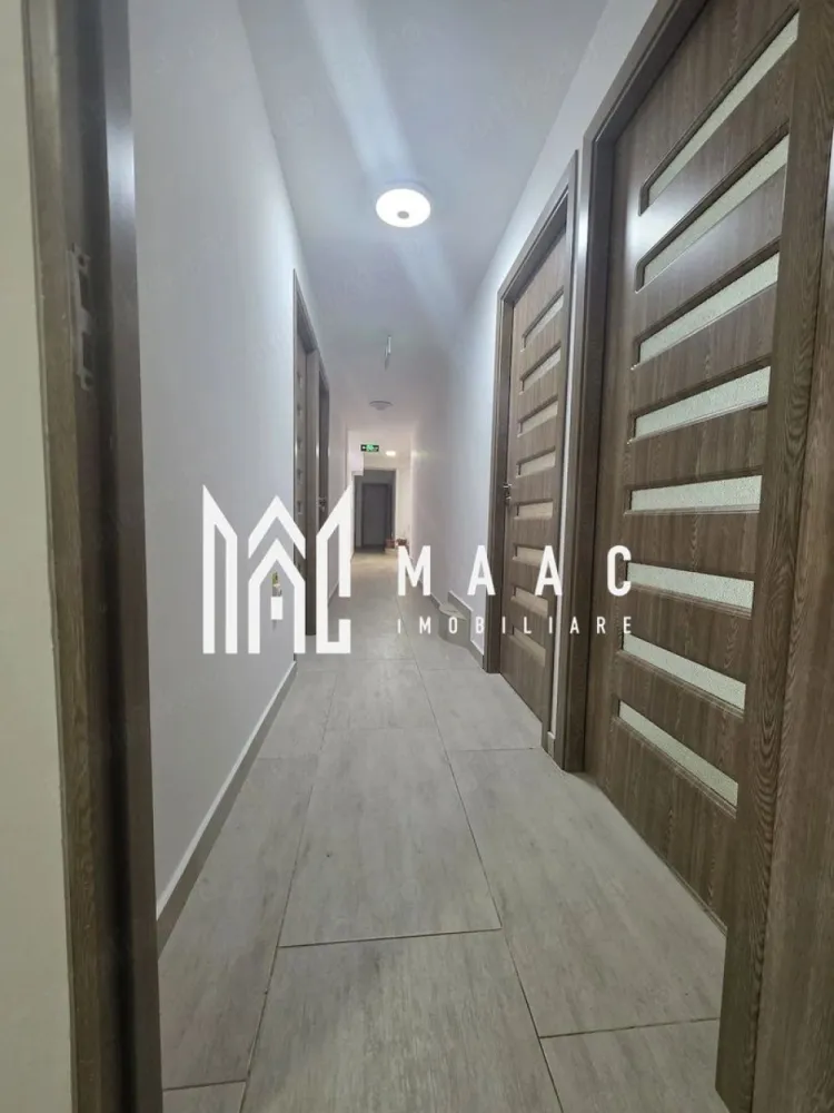 Spatiu 210 mp | Apartament 3 camere | Teren 164 mp | - MAAC Imobiliare vă propune spre vânzare o proprietate rară și versatilă, amplasată într-una dintre cele mai apreciate și liniștite zone de vile din Râmnicu Vâlcea – zona Aurelian Sacerdoteanu. Proprietatea beneficiază de acces rapid din Strada Aurelian Sacerdoteanu către strada privată Dumitru Miulescu, oferind intimitate, siguranță și un cadru exclusivist.
Situată la demisolul unei clădiri elegante tip vilă, cu regim redus de înălțime și doar 10 apartamente, proprietatea însumează 210 mp utili și este compusă din două unități alăturate, ideale atât pentru activități comerciale, cât și pentru locuire sau investiție.
Caracteristici principale:
Suprafață utilă totală: 210 mp
Teren privat exclusiv: 164 mp
2 locuri de parcare private
1 loc de parcare suplimentar pe strada Dumitru Miulescu
Acces securizat prin porți automatizate și videointerfon
Zonă exclusivistă și foarte liniștită
Ideală pentru business, investiție sau locuință premium
Compartimentare – Spațiu principal 150 mp:
8 camere
Dressing
Bucătărie mobilată și utilată
2 băi moderne
Spații generoase și eficient compartimentate
Compartimentare – Apartament 60 mp:
3 camere
Baie
Hol
Posibilitate de utilizare independentă sau extindere a spațiului principal
Dotări și beneficii:
Bucătărie complet mobilată și utilată
Acces securizat cu videointerfon
Porți automatizate cu telecomandă
Spațiu perfect uscat, fără igrasie
Temperatură constantă pe tot parcursul anului
Costuri reduse de întreținere și eficiență termică ridicată
Acte la zi
Avantaje majore:
Teren privat perimetral de 164 mp ce oferă control și intimitate
Posibilitate de utilizare mixtă – business și locuire
Locație premium într-o zonă de vile
Randament excelent pentru investiție
Acces rapid către principalele puncte de interes ale orașului
Parcare generoasă pentru proprietari și vizitatori
Ideal pentru:
Sediu firmă
Birouri IT, arhitectură sau contabilitate
Clinică privată sau cabinete medicale/stomatologice
After-school sau grădiniță privată
Studio video / podcast
Ateliere creative
Depozitare materiale sensibile la temperatură
Locuință spațioasă cu zonă de lucru integrată
Proprietatea se vinde ca pachet complet:
210 mp utili
164 mp teren exclusiv
2 locuri de parcare private
1 loc de parcare pe strada Dumitru Miulescu
Pentru mai multe informații și programarea unei vizionări, echipa MAAC Imobiliare vă stă la dispoziție.ID 3089576