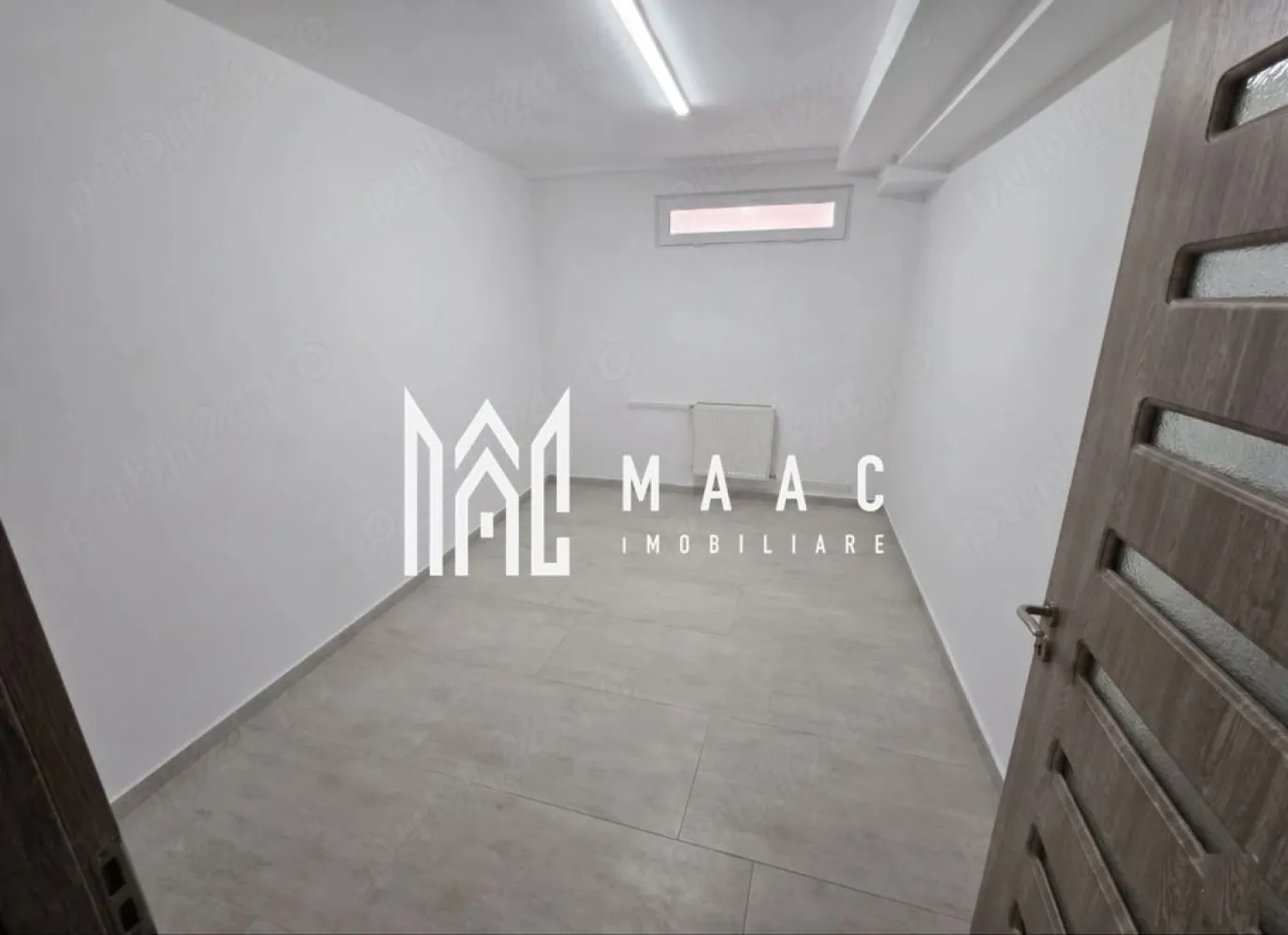 Spatiu 210 mp | Apartament 3 camere | Teren 164 mp | - MAAC Imobiliare vă propune spre vânzare o proprietate rară și versatilă, amplasată într-una dintre cele mai apreciate și liniștite zone de vile din Râmnicu Vâlcea – zona Aurelian Sacerdoteanu. Proprietatea beneficiază de acces rapid din Strada Aurelian Sacerdoteanu către strada privată Dumitru Miulescu, oferind intimitate, siguranță și un cadru exclusivist.
Situată la demisolul unei clădiri elegante tip vilă, cu regim redus de înălțime și doar 10 apartamente, proprietatea însumează 210 mp utili și este compusă din două unități alăturate, ideale atât pentru activități comerciale, cât și pentru locuire sau investiție.
Caracteristici principale:
Suprafață utilă totală: 210 mp
Teren privat exclusiv: 164 mp
2 locuri de parcare private
1 loc de parcare suplimentar pe strada Dumitru Miulescu
Acces securizat prin porți automatizate și videointerfon
Zonă exclusivistă și foarte liniștită
Ideală pentru business, investiție sau locuință premium
Compartimentare – Spațiu principal 150 mp:
8 camere
Dressing
Bucătărie mobilată și utilată
2 băi moderne
Spații generoase și eficient compartimentate
Compartimentare – Apartament 60 mp:
3 camere
Baie
Hol
Posibilitate de utilizare independentă sau extindere a spațiului principal
Dotări și beneficii:
Bucătărie complet mobilată și utilată
Acces securizat cu videointerfon
Porți automatizate cu telecomandă
Spațiu perfect uscat, fără igrasie
Temperatură constantă pe tot parcursul anului
Costuri reduse de întreținere și eficiență termică ridicată
Acte la zi
Avantaje majore:
Teren privat perimetral de 164 mp ce oferă control și intimitate
Posibilitate de utilizare mixtă – business și locuire
Locație premium într-o zonă de vile
Randament excelent pentru investiție
Acces rapid către principalele puncte de interes ale orașului
Parcare generoasă pentru proprietari și vizitatori
Ideal pentru:
Sediu firmă
Birouri IT, arhitectură sau contabilitate
Clinică privată sau cabinete medicale/stomatologice
After-school sau grădiniță privată
Studio video / podcast
Ateliere creative
Depozitare materiale sensibile la temperatură
Locuință spațioasă cu zonă de lucru integrată
Proprietatea se vinde ca pachet complet:
210 mp utili
164 mp teren exclusiv
2 locuri de parcare private
1 loc de parcare pe strada Dumitru Miulescu
Pentru mai multe informații și programarea unei vizionări, echipa MAAC Imobiliare vă stă la dispoziție.ID 3089576