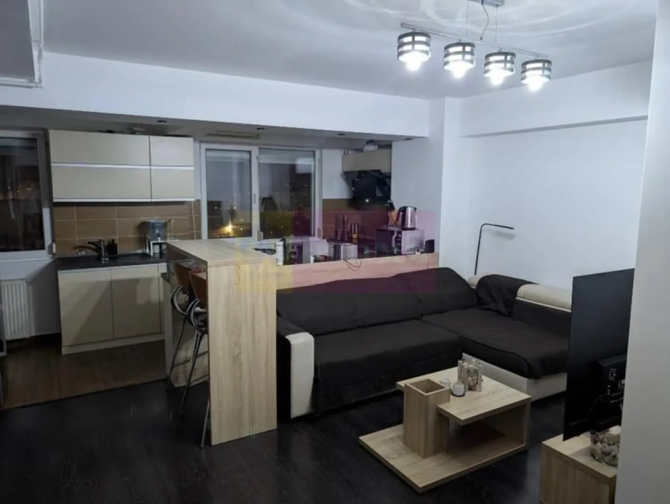 Apartament 3 camere tip duplex -Sebastian Parc Sebastian / Kaufland - Compania imobiliara Apulum94 va propune un apartament deosebit (unicat ) de 3 camere tip duplex situat la etajele 9 si 10 (deasupra pod ) intr-un bloc dat in folosinta in anul 2014, in zona Sebastian Parc - Kaufland - Carrefour Vulcan .Blocul este anvelopat ,are pod si este stradal ,dar un pic retras de la strada.Apartamentul are costuri mici de intretinere- centrala termica-izolare termica-pozitie de mijloc in cadrul blocului - orientare sud est-sud- construit cu materiale de calitate .Suprafata utila a apartamentului este de 78 mp, suprafata totala de 86 mp si separat se poate vinde si cu o boxa de 8 mp. Apartamentul se vinde mobilat precum in poze , are doua aparate Daikin de aer conditionat de 12000 btu, usi Pinum la interior , usa metalica , obiectele sanitare sunt Roca si Grohe iar cele doua bai sunt in variantgeamurilea cada si cabina de dus . Bucataria este echipata cu plita cu inductie Electrolux, hota Teka, masina de spalat vase Aristone. De asemenea apartamentul are rulouri exterioare la toate geamurile.
 Pentru mai multe detalii sau o eventuala vizionare va rog sunati la numarul de telefon 0733683454 Dinu Dorin / Apulum94.