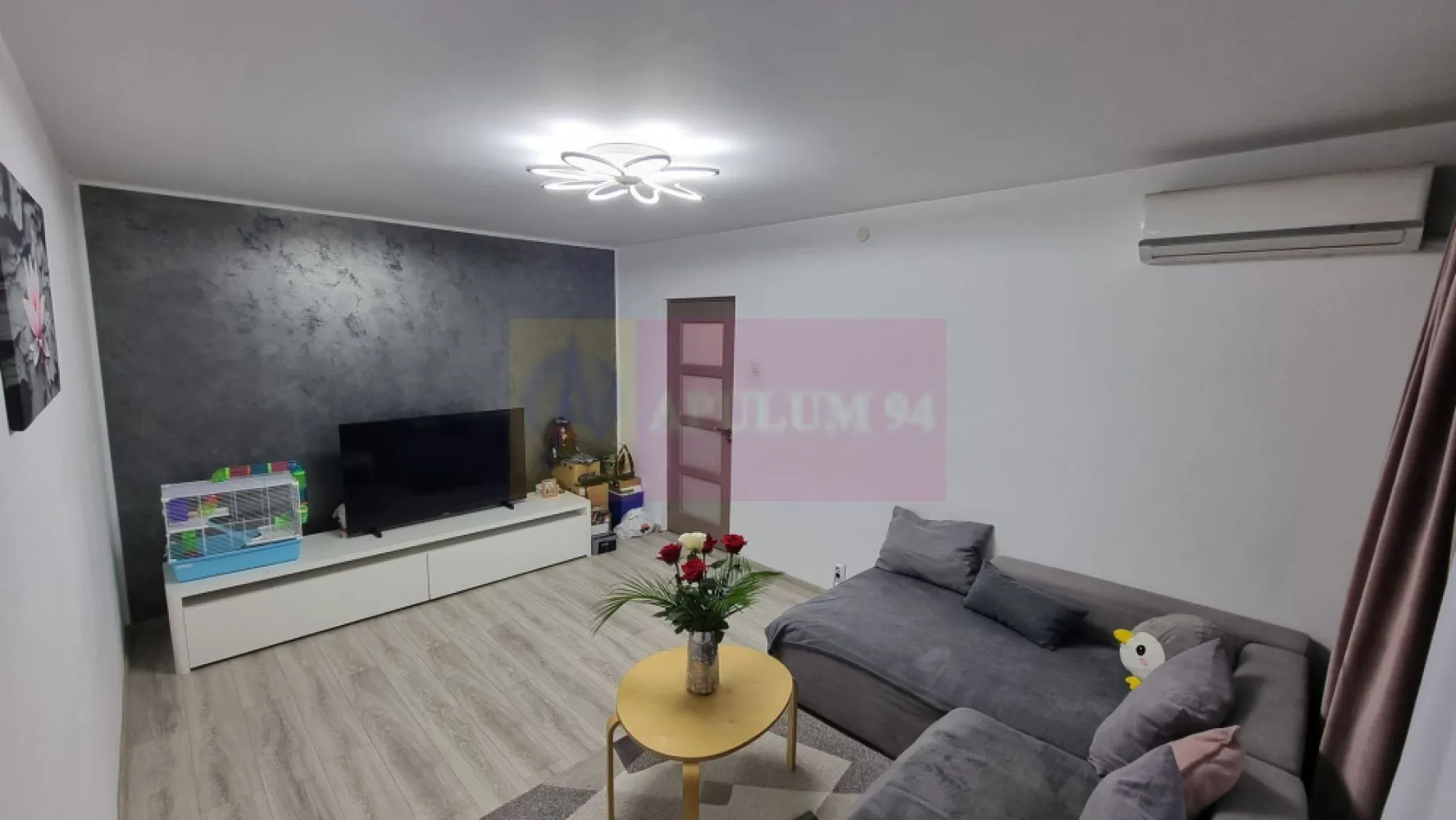 Apartament 3 camere 3/4 -Piata Resita - Compania imobiliara Apulum94 va propune un apartament de 3 camere, 3/4 , confort 1 ,decomandat situat intr-un bloc de 4 etaje in zona Piata Resita. Blocul este anvelopat si este construit in anul 1974. Apartamentul are o serie de imbunatatiri precum termopan, usa metalica, gresie, faianta, parchet etc, o suprafata utila de61 mp, suprafata totala de 65 mp.
 Pentru mai multe detalii sau o eventuala vizionare va rog sunati la numarul de telefon 0733683454- Dorin Dinu /Apulum94.