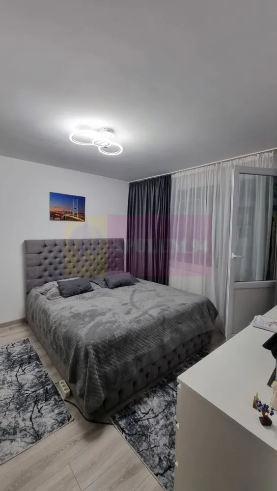 Apartament 3 camere 3/4 -Piata Resita - Compania imobiliara Apulum94 va propune un apartament de 3 camere, 3/4 , confort 1 ,decomandat situat intr-un bloc de 4 etaje in zona Piata Resita. Blocul este anvelopat si este construit in anul 1974. Apartamentul are o serie de imbunatatiri precum termopan, usa metalica, gresie, faianta, parchet etc, o suprafata utila de61 mp, suprafata totala de 65 mp.
 Pentru mai multe detalii sau o eventuala vizionare va rog sunati la numarul de telefon 0733683454- Dorin Dinu /Apulum94.