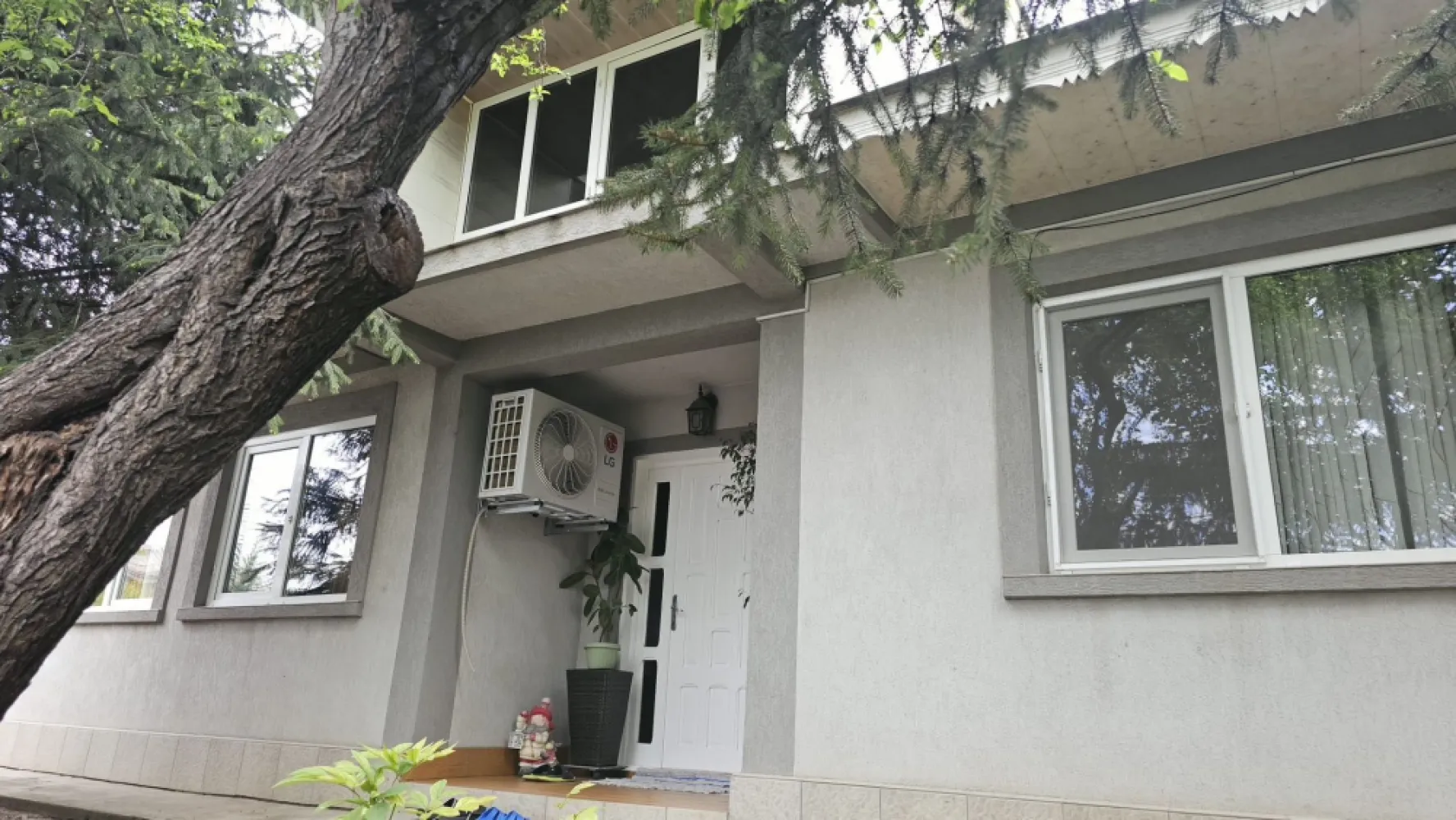 De vanzare -- casa in comuna Pechea, jud. Galati, teren 850 mp - Vă prezentăm spre achiziție o proprietate îngrijită, situată într-o zonă liniștită din localitatea Pechea, ideală pentru o familie care își dorește confort, spațiu și intimitate.
Proprietatea este amplasată pe un teren intravilan cu suprafața de 850 mp și dispune de o casă construită din cărămidă, pe sol, cu suprafața de 102 mp.
Compartimentarea este practică și funcțională, fiind compusă din hol, 2 dormitoare, living, bucătărie, grup sanitar cu geam și terasă acoperită.

Casa beneficiază de acoperiș din tablă, tâmplărie exterioară PVC cu geam termopan, aer condiționat, parchet, gresie și faianță. În curte se află o terasă din zidărie, perfectă pentru relaxare și petrecerea timpului în aer liber. Proprietatea este împrejmuită cu gard din zidărie și ornamente din fier forjat.
Încălzirea se realizează cu sobe de teracotă pe lemne. 

Imobilul este racordat la apă, electricitate și canalizare.
Proprietatea beneficiază de ieșire la 2 străzi, stradă asfaltată și iluminat stradal.
Se vinde parțial mobilată și utilată.
Preț de vânzare: 140.000 euro.
Pentru mai multe detalii și programarea unei vizionări:
Ene Marian – 0740.949.871