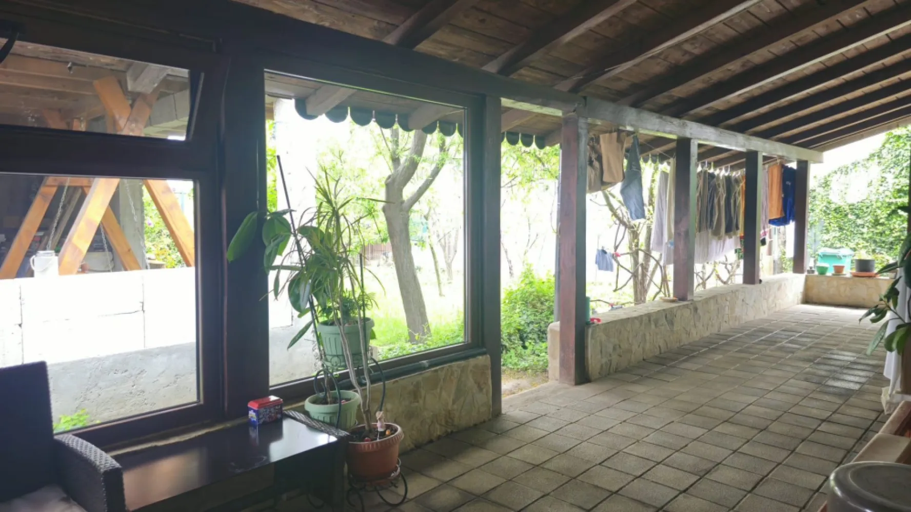 De vanzare -- casa in comuna Pechea, jud. Galati, teren 850 mp - Vă prezentăm spre achiziție o proprietate îngrijită, situată într-o zonă liniștită din localitatea Pechea, ideală pentru o familie care își dorește confort, spațiu și intimitate.
Proprietatea este amplasată pe un teren intravilan cu suprafața de 850 mp și dispune de o casă construită din cărămidă, pe sol, cu suprafața de 102 mp.
Compartimentarea este practică și funcțională, fiind compusă din hol, 2 dormitoare, living, bucătărie, grup sanitar cu geam și terasă acoperită.

Casa beneficiază de acoperiș din tablă, tâmplărie exterioară PVC cu geam termopan, aer condiționat, parchet, gresie și faianță. În curte se află o terasă din zidărie, perfectă pentru relaxare și petrecerea timpului în aer liber. Proprietatea este împrejmuită cu gard din zidărie și ornamente din fier forjat.
Încălzirea se realizează cu sobe de teracotă pe lemne. 

Imobilul este racordat la apă, electricitate și canalizare.
Proprietatea beneficiază de ieșire la 2 străzi, stradă asfaltată și iluminat stradal.
Se vinde parțial mobilată și utilată.
Preț de vânzare: 140.000 euro.
Pentru mai multe detalii și programarea unei vizionări:
Ene Marian – 0740.949.871