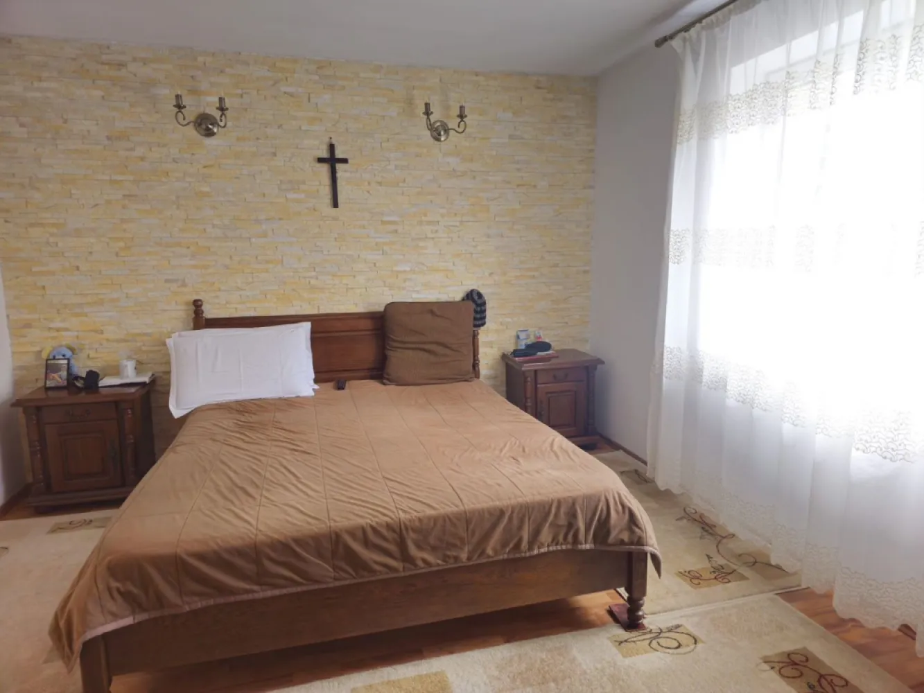 De vanzare -- casa in comuna Pechea, jud. Galati, teren 850 mp - Vă prezentăm spre achiziție o proprietate îngrijită, situată într-o zonă liniștită din localitatea Pechea, ideală pentru o familie care își dorește confort, spațiu și intimitate.
Proprietatea este amplasată pe un teren intravilan cu suprafața de 850 mp și dispune de o casă construită din cărămidă, pe sol, cu suprafața de 102 mp.
Compartimentarea este practică și funcțională, fiind compusă din hol, 2 dormitoare, living, bucătărie, grup sanitar cu geam și terasă acoperită.

Casa beneficiază de acoperiș din tablă, tâmplărie exterioară PVC cu geam termopan, aer condiționat, parchet, gresie și faianță. În curte se află o terasă din zidărie, perfectă pentru relaxare și petrecerea timpului în aer liber. Proprietatea este împrejmuită cu gard din zidărie și ornamente din fier forjat.
Încălzirea se realizează cu sobe de teracotă pe lemne. 

Imobilul este racordat la apă, electricitate și canalizare.
Proprietatea beneficiază de ieșire la 2 străzi, stradă asfaltată și iluminat stradal.
Se vinde parțial mobilată și utilată.
Preț de vânzare: 140.000 euro.
Pentru mai multe detalii și programarea unei vizionări:
Ene Marian – 0740.949.871