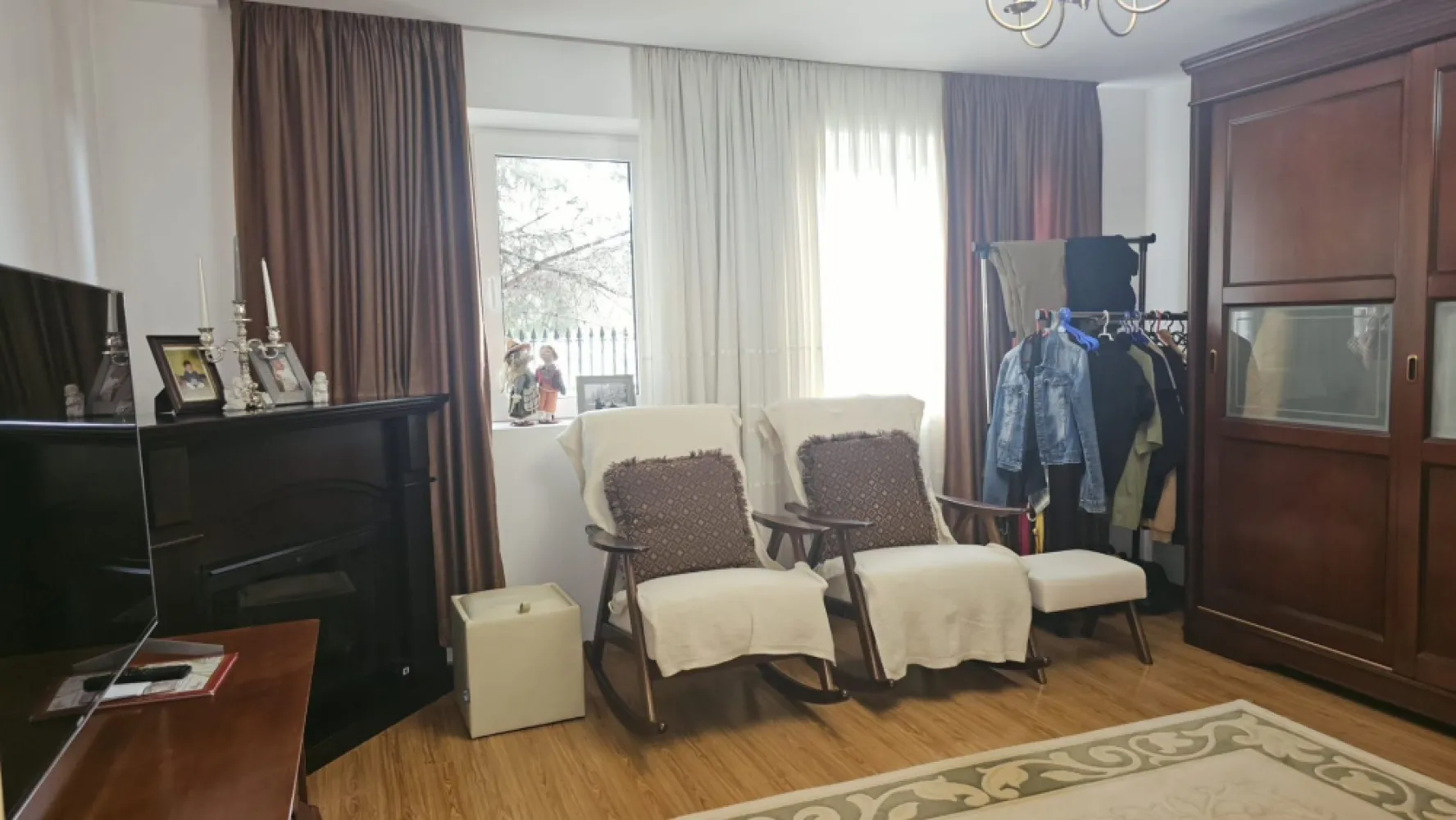 De vanzare -- casa in comuna Pechea, jud. Galati, teren 850 mp - Vă prezentăm spre achiziție o proprietate îngrijită, situată într-o zonă liniștită din localitatea Pechea, ideală pentru o familie care își dorește confort, spațiu și intimitate.
Proprietatea este amplasată pe un teren intravilan cu suprafața de 850 mp și dispune de o casă construită din cărămidă, pe sol, cu suprafața de 102 mp.
Compartimentarea este practică și funcțională, fiind compusă din hol, 2 dormitoare, living, bucătărie, grup sanitar cu geam și terasă acoperită.

Casa beneficiază de acoperiș din tablă, tâmplărie exterioară PVC cu geam termopan, aer condiționat, parchet, gresie și faianță. În curte se află o terasă din zidărie, perfectă pentru relaxare și petrecerea timpului în aer liber. Proprietatea este împrejmuită cu gard din zidărie și ornamente din fier forjat.
Încălzirea se realizează cu sobe de teracotă pe lemne. 

Imobilul este racordat la apă, electricitate și canalizare.
Proprietatea beneficiază de ieșire la 2 străzi, stradă asfaltată și iluminat stradal.
Se vinde parțial mobilată și utilată.
Preț de vânzare: 140.000 euro.
Pentru mai multe detalii și programarea unei vizionări:
Ene Marian – 0740.949.871