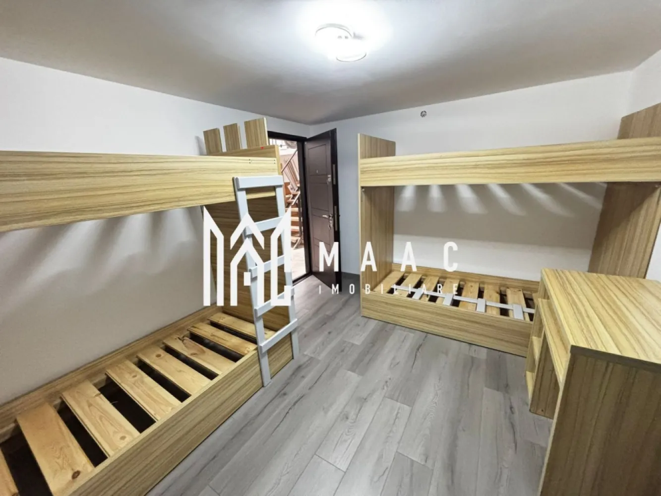 Cazare muncitori | Condiții bune | 25 lei/pers | Industrial Vest - Maac Imobiliare prezintă spații de cazare pentru muncitori, amenajate modern, ideale pentru echipe sau firme care caută confort și funcționalitate.

Imobilul este dispus pe 2 nivele – parter și etaj – și oferă camere spațioase, fiecare beneficiind de baie proprie pentru un plus de intimitate și confort.

Proprietatea dispune de:

camere care vor fi complet mobilate cu paturi și saltele;
bucătărie separată, aflată în curs de amenajare;
spațiu dedicat pentru spălătorie;
zonă open-space generoasă între camere;
finisaje moderne;
compartimentare practică și acces facil.

Preț: 25 euro/persoană – negociabil în funcție de numărul de persoane și perioada contractuală.

Ideal pentru firme care doresc să asigure condiții bune de cazare angajaților.

Pentru mai multe informații sau programarea unei vizionări vă rugăm să menționați la telefon numărul CP3082820.