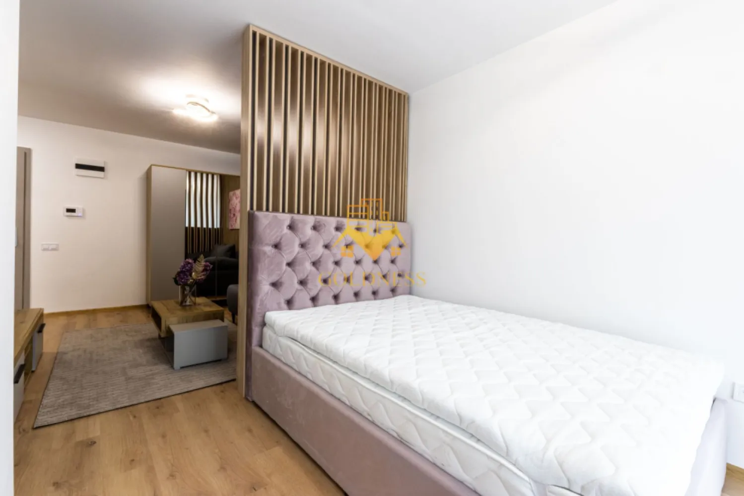 Studio, Ultrafinisat, bloc nou, Gheorgheni Zona Iulius Mall, FSEGA - GOLDNESS Imobiliare vă propune spre închiriere un apartament cu o camera complet mobilata și utilata, la etajul 6 într-un imobil de 7 etaje, în Cartierul Gheorgheni.
Dispune de loc de parcare subterana!
Se află în apropierea stațiilor de transport în comun, magazine, restaurante, spații verzi, farmacii, etc. 

Apartamentul este compartimentat astfel:
 - living cu bucatarie open space complet utilată și mobilată, canapea extensibilă, pat matrimonial, loc de servit masa
 - baie cu cabina de dus, calorifer port prosop și dulap pentru depozitare.
 - terasa de 5 mp.

Imobilul este dotat cu toate cele necesare- centrală proprie, frigider, aragaz, hotă, mașină de spălat haine, etc. 

Dacă sunteți interesați de acest apartament și doriți să îl vizionați, dar și pentru alte oferte nu ezitați să ne contactați telefonic sau prin e-mail. Vă stăm la dispoziție!
Pentru intermediere se percepe un comision de 50% din prețul chiriei!