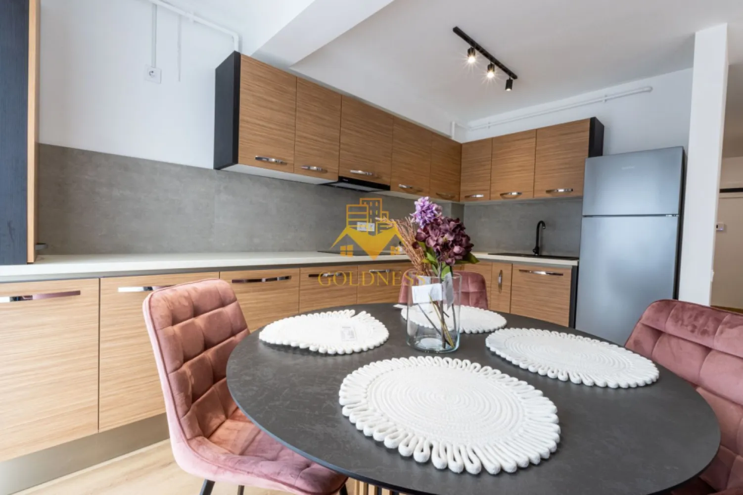 Studio, Ultrafinisat, bloc nou, Gheorgheni Zona Iulius Mall, FSEGA - GOLDNESS Imobiliare vă propune spre închiriere un apartament cu o camera complet mobilata și utilata, la etajul 6 într-un imobil de 7 etaje, în Cartierul Gheorgheni.
Dispune de loc de parcare subterana!
Se află în apropierea stațiilor de transport în comun, magazine, restaurante, spații verzi, farmacii, etc. 

Apartamentul este compartimentat astfel:
 - living cu bucatarie open space complet utilată și mobilată, canapea extensibilă, pat matrimonial, loc de servit masa
 - baie cu cabina de dus, calorifer port prosop și dulap pentru depozitare.
 - terasa de 5 mp.

Imobilul este dotat cu toate cele necesare- centrală proprie, frigider, aragaz, hotă, mașină de spălat haine, etc. 

Dacă sunteți interesați de acest apartament și doriți să îl vizionați, dar și pentru alte oferte nu ezitați să ne contactați telefonic sau prin e-mail. Vă stăm la dispoziție!
Pentru intermediere se percepe un comision de 50% din prețul chiriei!
