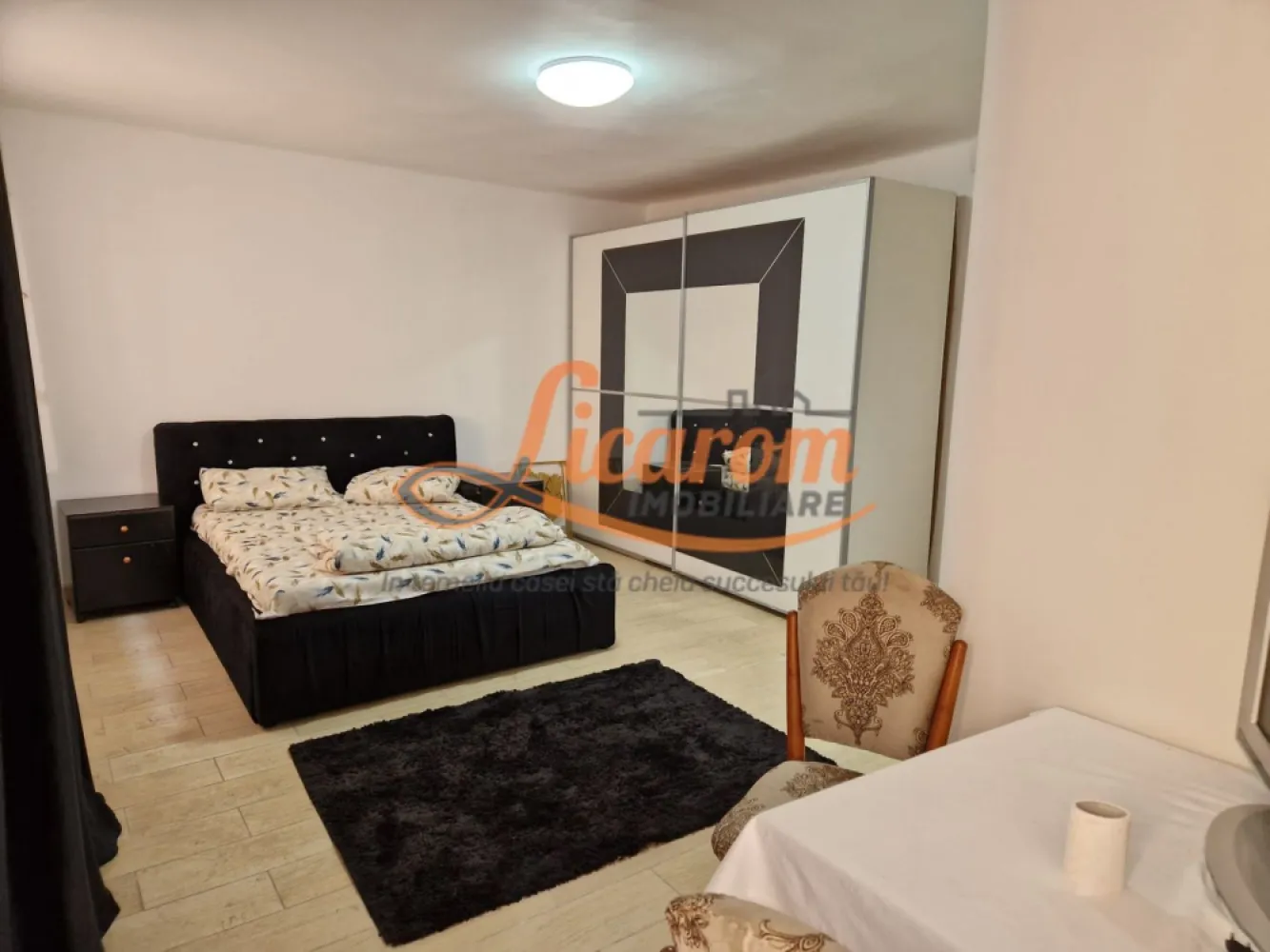 Garsoniera in casa zona Istorica Hotel Ambient,Parter.,curte comuna. - Licarom Imobiliare propune spre vanzare o garsoniera situata in zona Istorica a Brasovului pe Strada Iuliu Maniu in apropierea Hotelului Ambient.
Garsoniera este compusa din 2 incaperi ,intr-una aflandu-se bucataria comuna cu livingul si un grup sanitar,iar in cea de-a doua incapere se afla dormitorul si baia.
Garsoniera este dotata cu gresie,faianta,parchet si geamuri termopan si se vinde mobilata si utilata asa cum se vede in fotografii.
Garsoniera se afla intr-o curte comuna cu mai multi proprietari.
Tinand cont de locatia imobilului,se preteaza foarte bine pentru a fi inchiriata in "regim hotelier" ulterior achizitiei.
Pretul este 63000 euro negociabil.
Se accepta doar plata cash,nu se accepta credit ipotecar. 
Pentru mai multe informatii si vizionari,nu ezitati sa ne contactati la telefon 0723985424 Consultant Imobiliar Liliana si 0741059397 Consultant imobiliar Calin