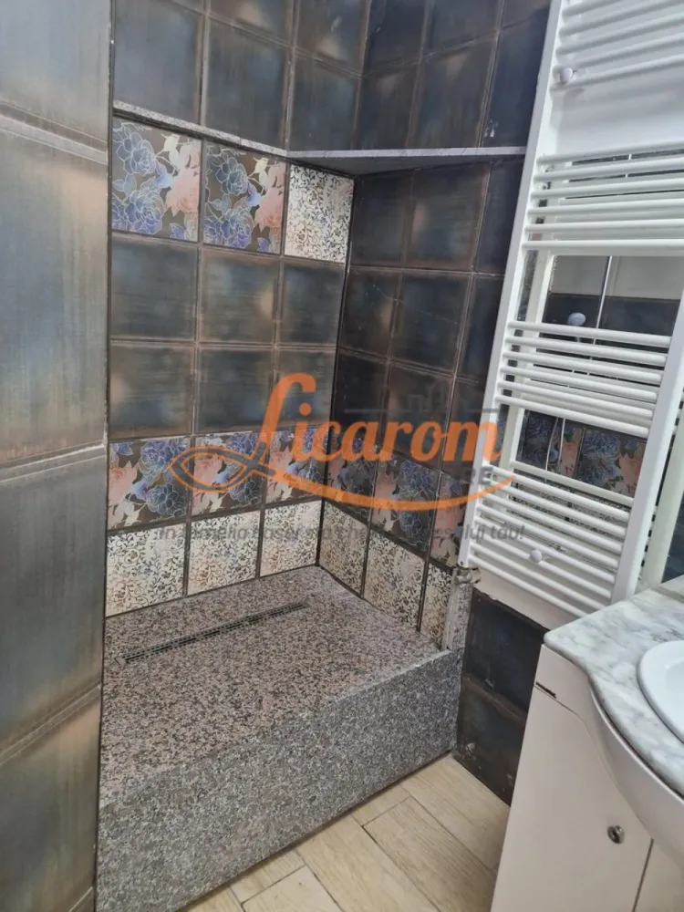 Garsoniera in casa zona Istorica Hotel Ambient,Parter.,curte comuna. - Licarom Imobiliare propune spre vanzare o garsoniera situata in zona Istorica a Brasovului pe Strada Iuliu Maniu in apropierea Hotelului Ambient.
Garsoniera este compusa din 2 incaperi ,intr-una aflandu-se bucataria comuna cu livingul si un grup sanitar,iar in cea de-a doua incapere se afla dormitorul si baia.
Garsoniera este dotata cu gresie,faianta,parchet si geamuri termopan si se vinde mobilata si utilata asa cum se vede in fotografii.
Garsoniera se afla intr-o curte comuna cu mai multi proprietari.
Tinand cont de locatia imobilului,se preteaza foarte bine pentru a fi inchiriata in "regim hotelier" ulterior achizitiei.
Pretul este 63000 euro negociabil.
Se accepta doar plata cash,nu se accepta credit ipotecar. 
Pentru mai multe informatii si vizionari,nu ezitati sa ne contactati la telefon 0723985424 Consultant Imobiliar Liliana si 0741059397 Consultant imobiliar Calin