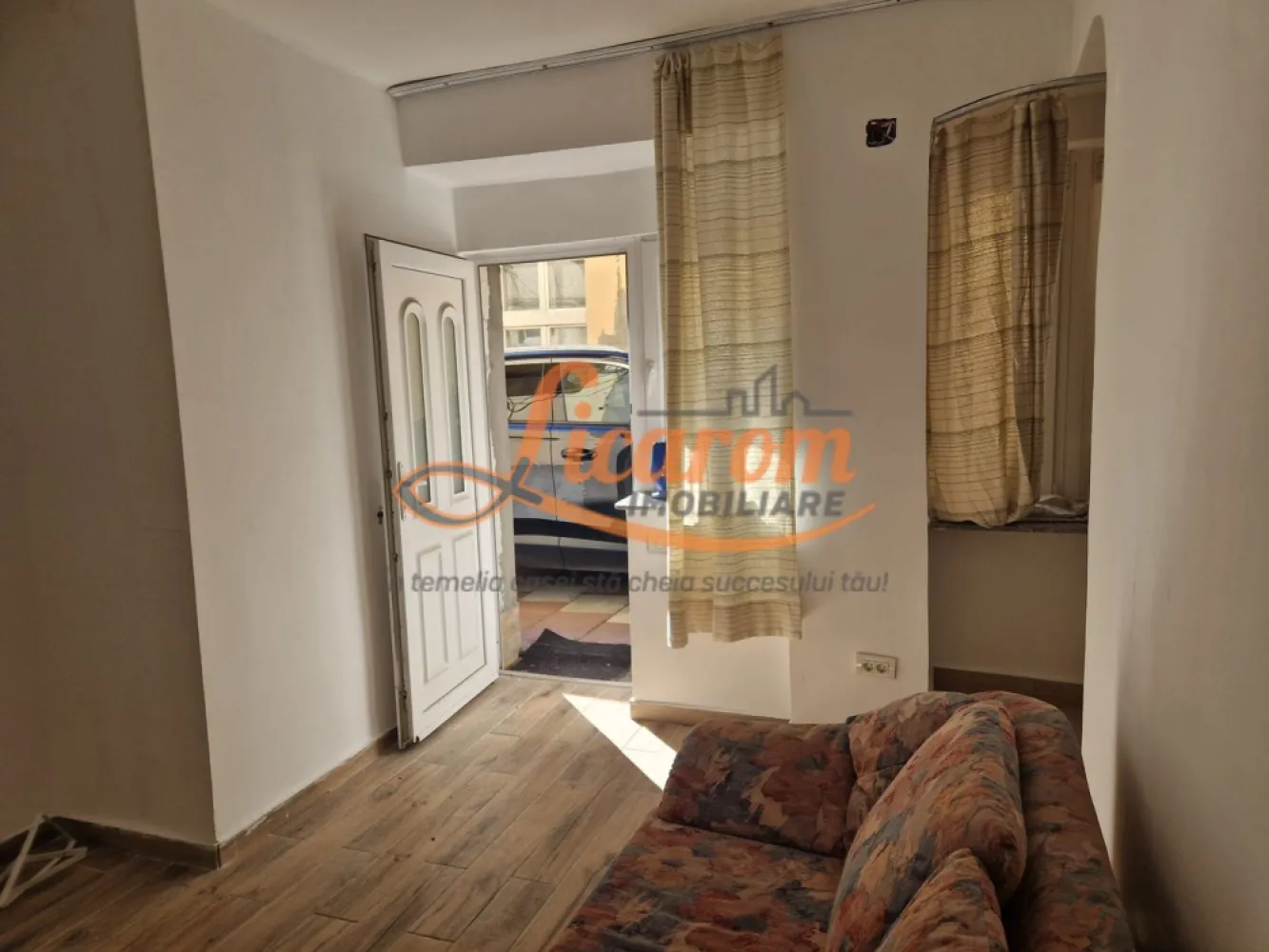 Garsoniera in casa zona Istorica Hotel Ambient,Parter.,curte comuna. - Licarom Imobiliare propune spre vanzare o garsoniera situata in zona Istorica a Brasovului pe Strada Iuliu Maniu in apropierea Hotelului Ambient.
Garsoniera este compusa din 2 incaperi ,intr-una aflandu-se bucataria comuna cu livingul si un grup sanitar,iar in cea de-a doua incapere se afla dormitorul si baia.
Garsoniera este dotata cu gresie,faianta,parchet si geamuri termopan si se vinde mobilata si utilata asa cum se vede in fotografii.
Garsoniera se afla intr-o curte comuna cu mai multi proprietari.
Tinand cont de locatia imobilului,se preteaza foarte bine pentru a fi inchiriata in "regim hotelier" ulterior achizitiei.
Pretul este 63000 euro negociabil.
Se accepta doar plata cash,nu se accepta credit ipotecar. 
Pentru mai multe informatii si vizionari,nu ezitati sa ne contactati la telefon 0723985424 Consultant Imobiliar Liliana si 0741059397 Consultant imobiliar Calin