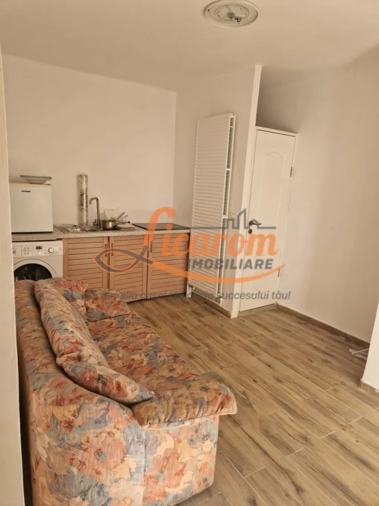 Garsoniera in casa zona Istorica Hotel Ambient,Parter.,curte comuna. - Licarom Imobiliare propune spre vanzare o garsoniera situata in zona Istorica a Brasovului pe Strada Iuliu Maniu in apropierea Hotelului Ambient.
Garsoniera este compusa din 2 incaperi ,intr-una aflandu-se bucataria comuna cu livingul si un grup sanitar,iar in cea de-a doua incapere se afla dormitorul si baia.
Garsoniera este dotata cu gresie,faianta,parchet si geamuri termopan si se vinde mobilata si utilata asa cum se vede in fotografii.
Garsoniera se afla intr-o curte comuna cu mai multi proprietari.
Tinand cont de locatia imobilului,se preteaza foarte bine pentru a fi inchiriata in "regim hotelier" ulterior achizitiei.
Pretul este 63000 euro negociabil.
Se accepta doar plata cash,nu se accepta credit ipotecar. 
Pentru mai multe informatii si vizionari,nu ezitati sa ne contactati la telefon 0723985424 Consultant Imobiliar Liliana si 0741059397 Consultant imobiliar Calin